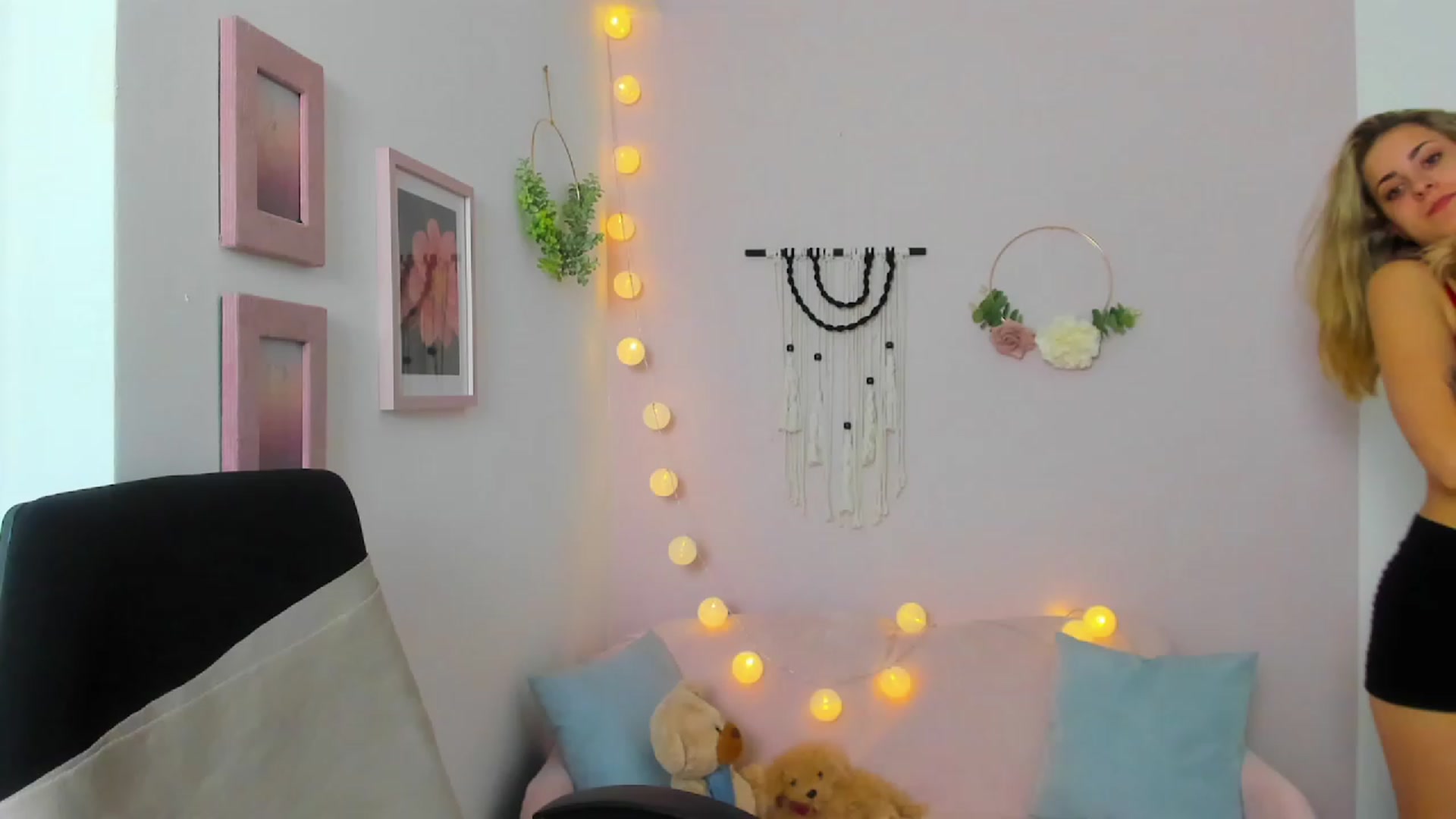 Gallery image thumbnail from Gia_Lopez18's myfreecams stream on, 06/01/2023, 17:52 image 13 of 20