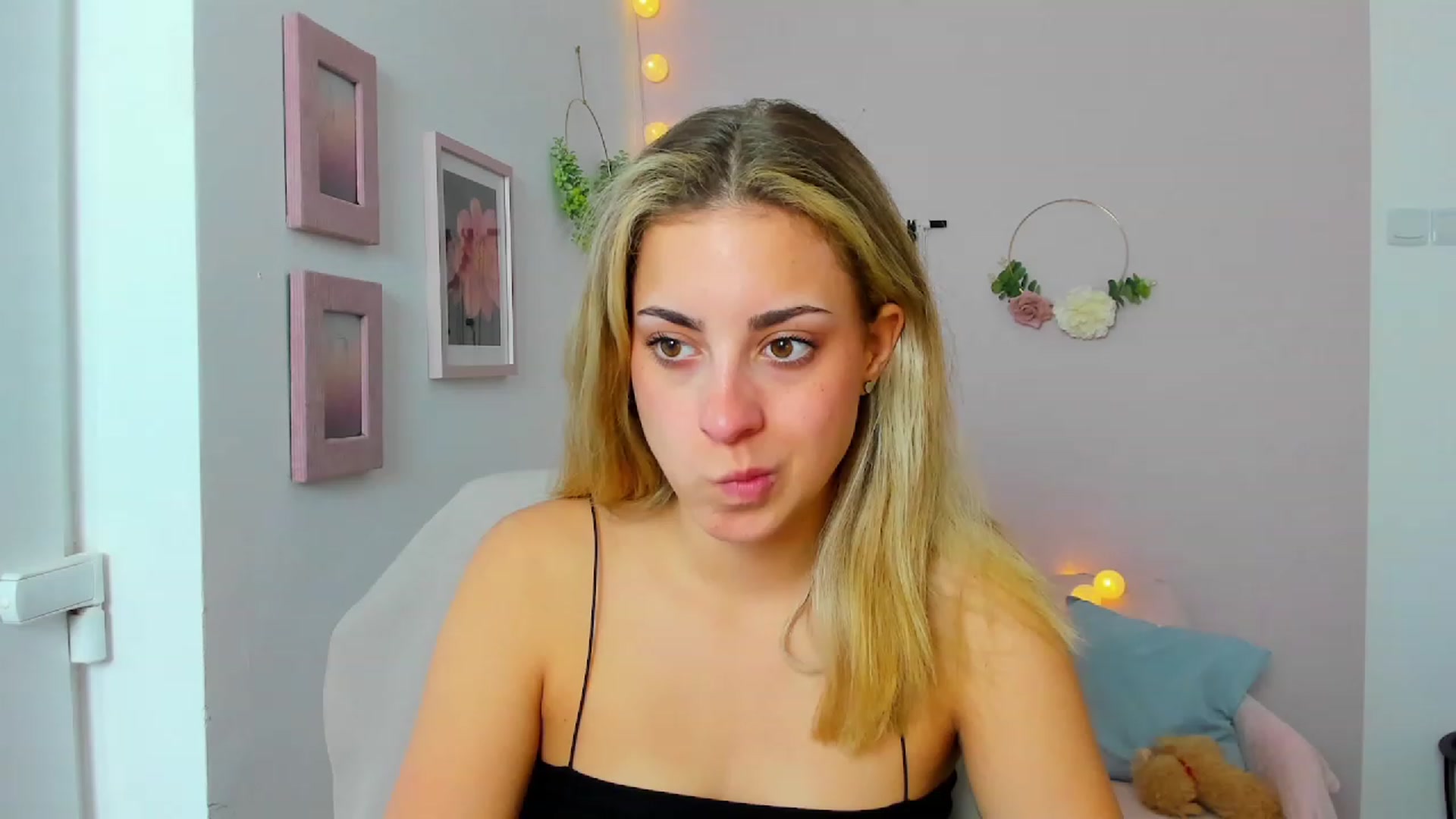 Gallery image thumbnail from Gia_Lopez18's myfreecams stream on, 06/06/2023, 13:49 image 11 of 20