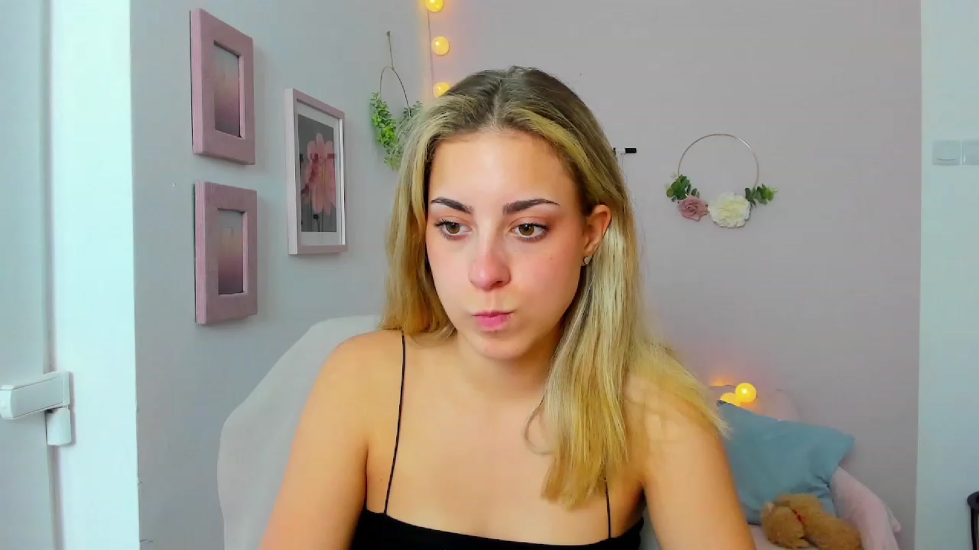 Gallery image thumbnail from Gia_Lopez18's myfreecams stream on, 06/06/2023, 13:49 image 10 of 20