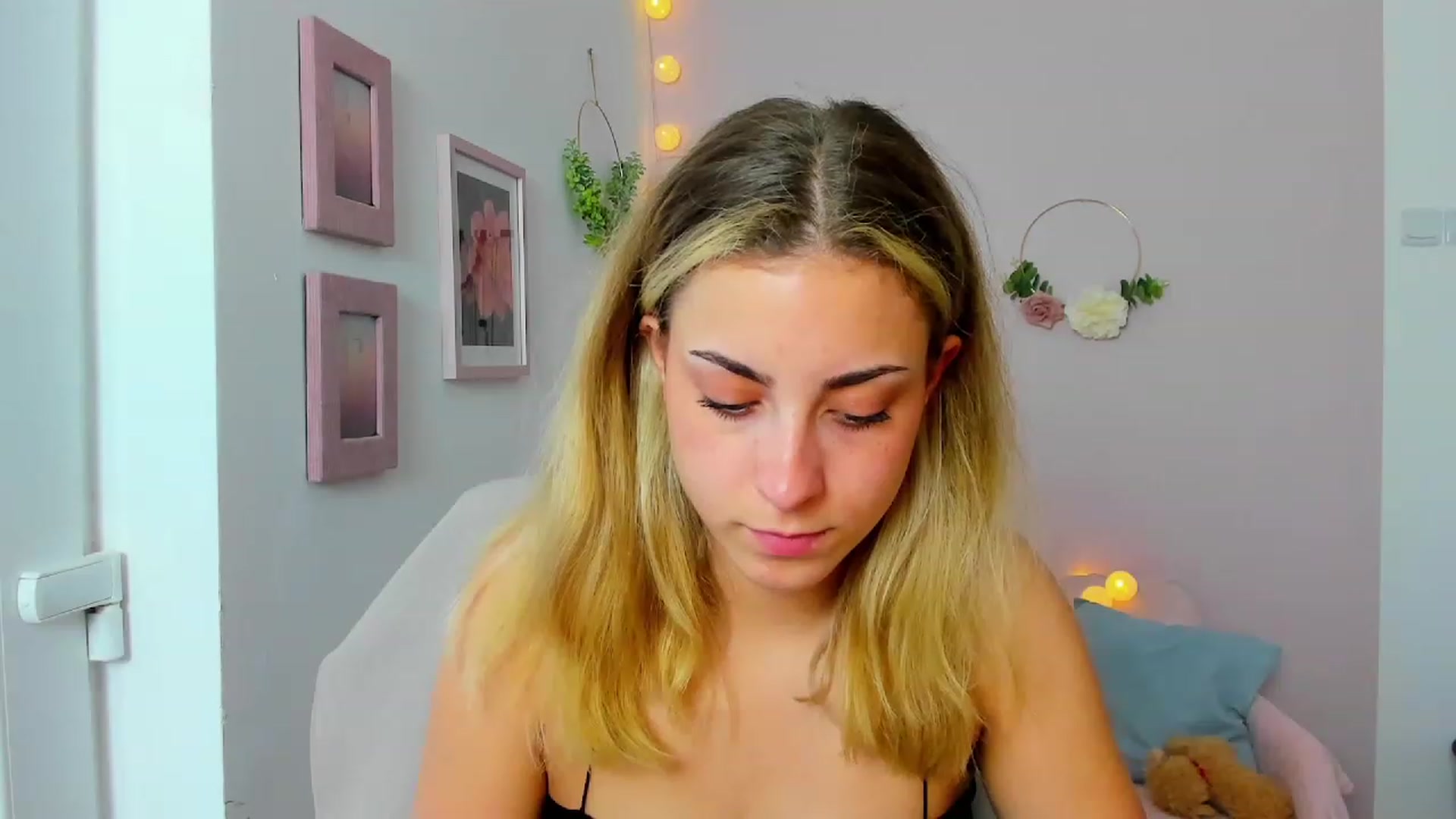 Gallery image thumbnail from Gia_Lopez18's myfreecams stream on, 06/06/2023, 15:04 image 17 of 20