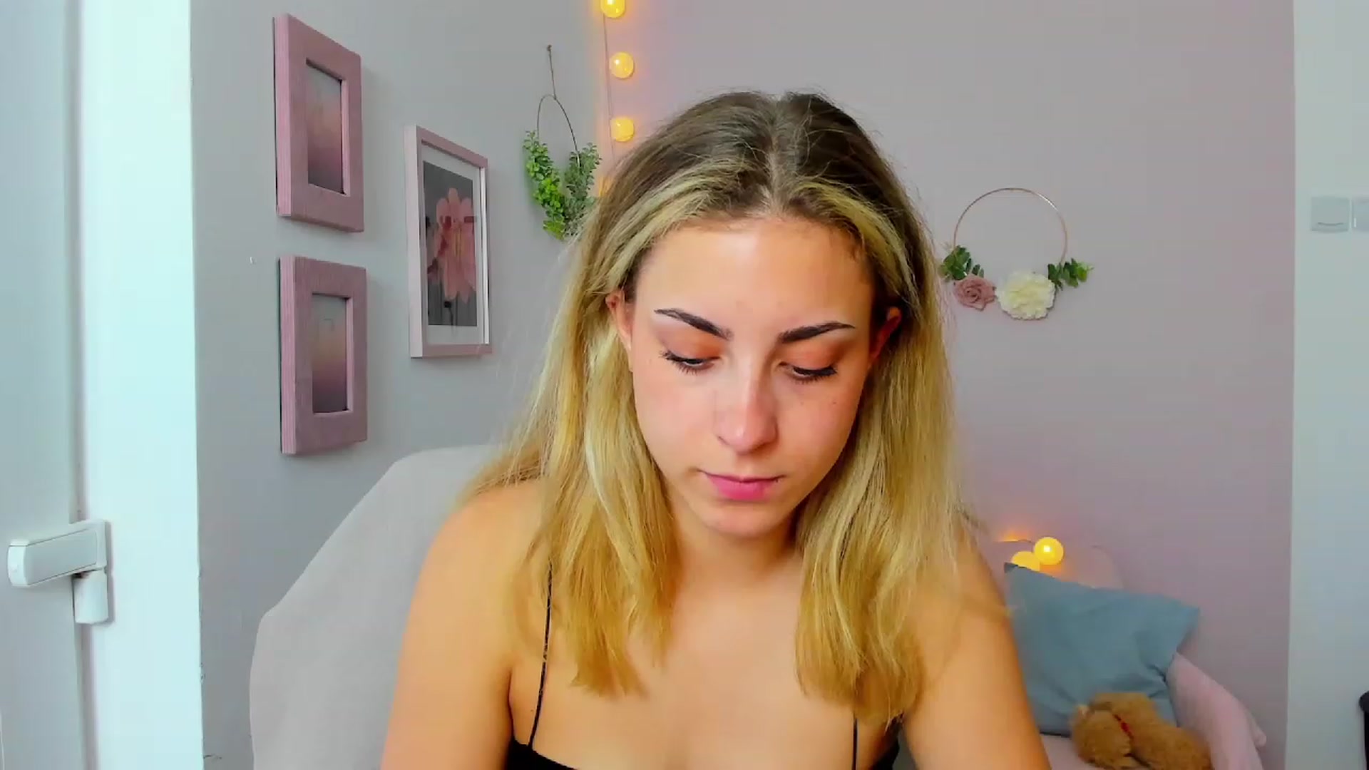Gallery image thumbnail from Gia_Lopez18's myfreecams stream on, 06/06/2023, 15:04 image 13 of 20