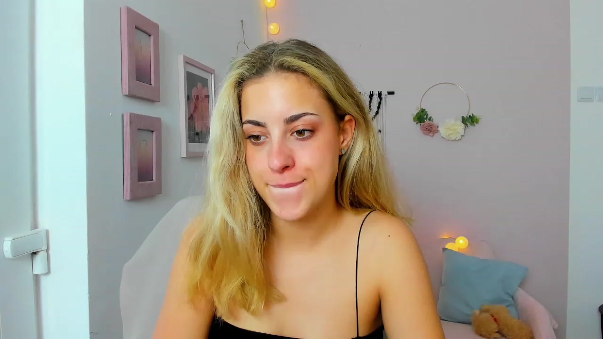 Gallery image thumbnail from Gia_Lopez18's myfreecams stream on, 06/06/2023, 15:04 image 4 of 20