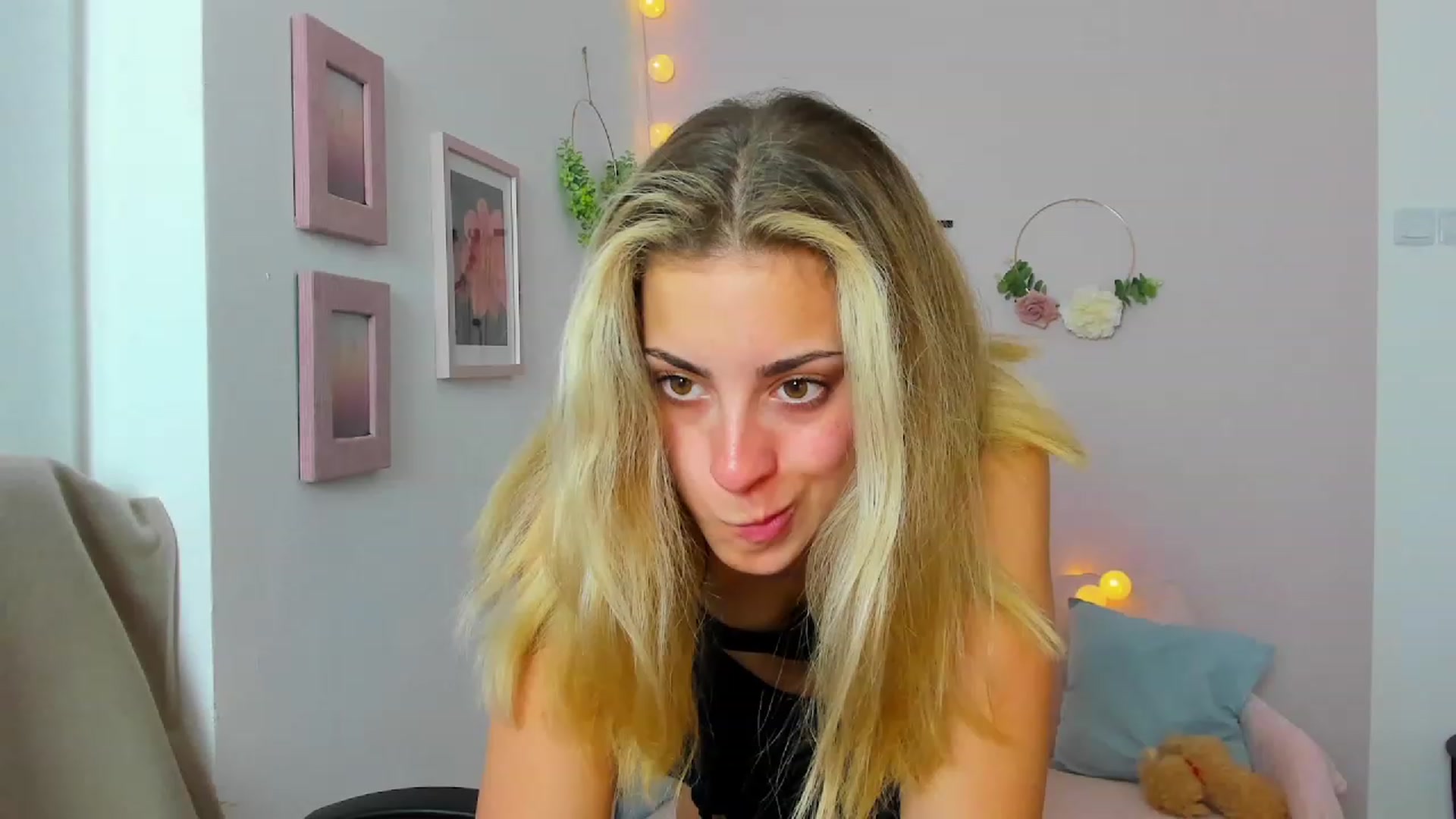 Gallery image thumbnail from Gia_Lopez18's myfreecams stream on, 06/06/2023, 15:04 image 2 of 20