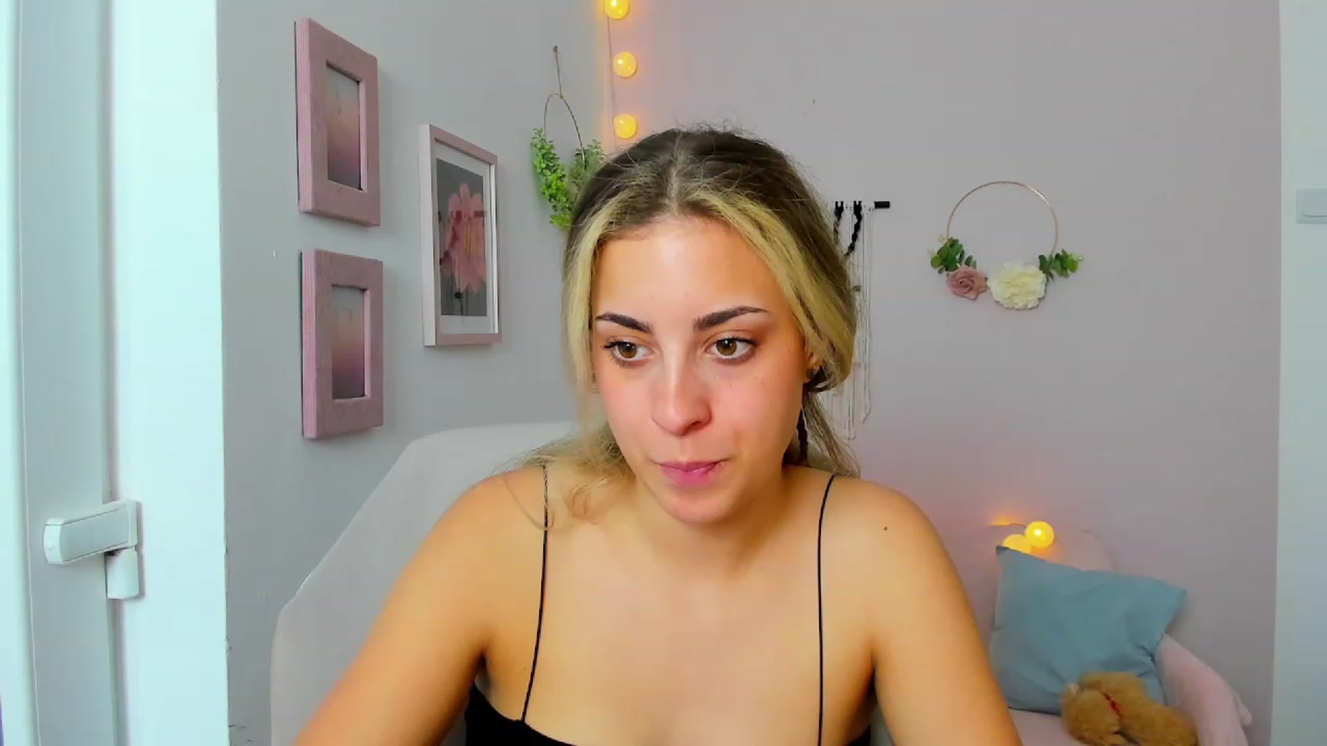 Gallery image thumbnail from Gia_Lopez18's myfreecams stream on, 06/06/2023, 17:29 image 18 of 20