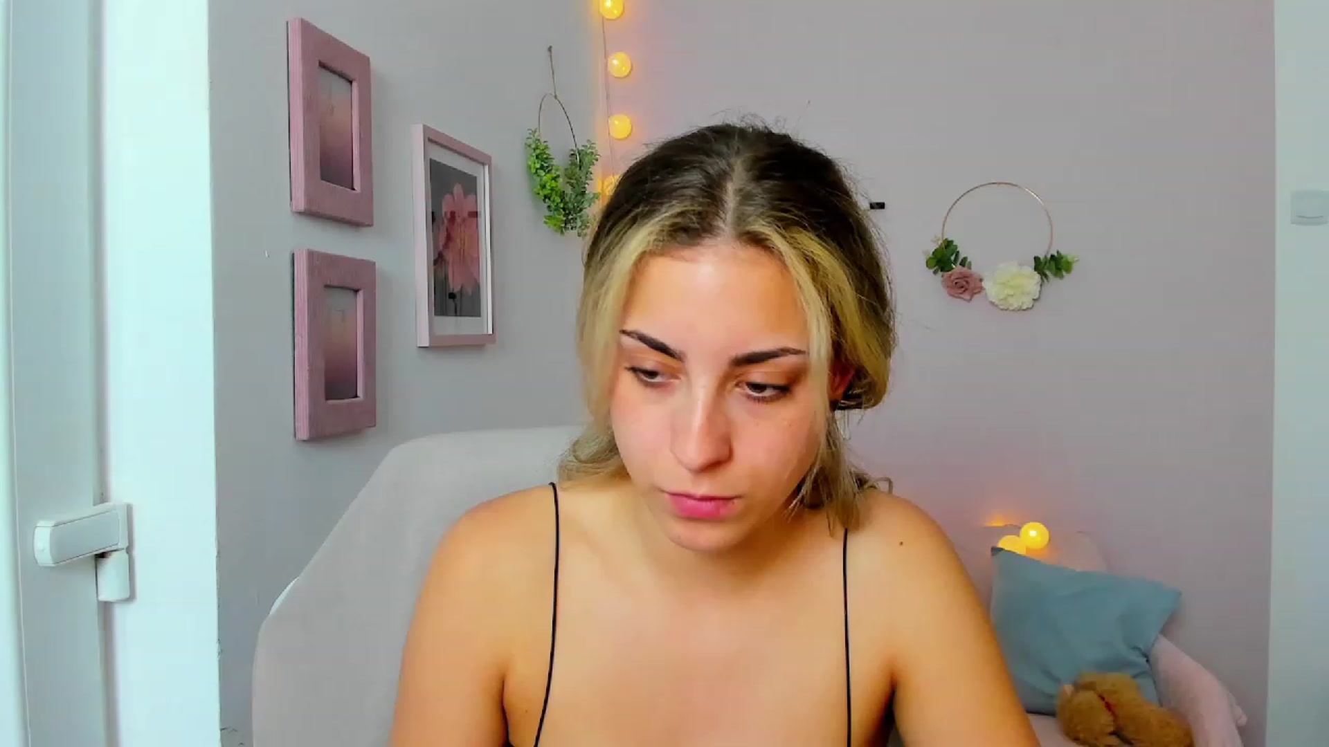 Gallery image thumbnail from Gia_Lopez18's myfreecams stream on, 06/06/2023, 17:29 image 13 of 20