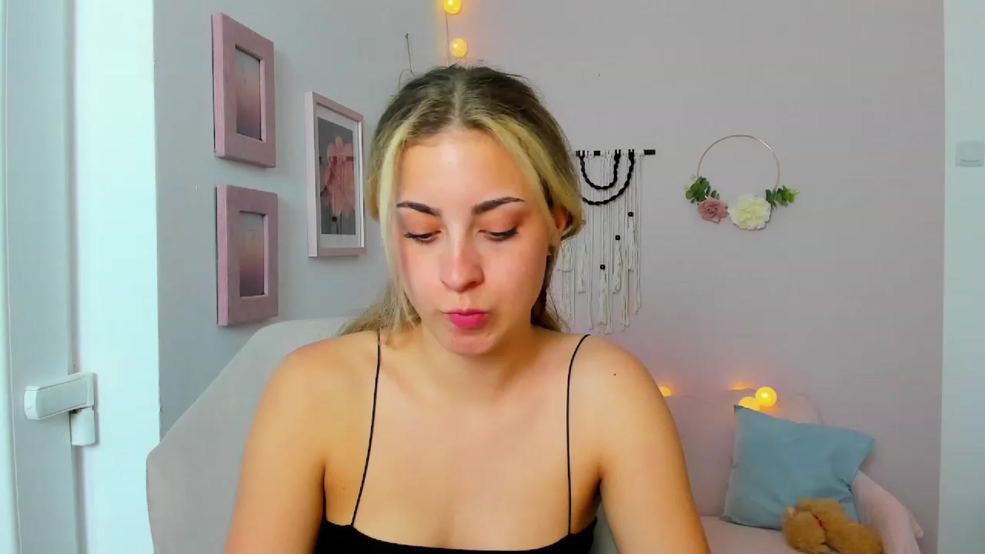 Gallery image thumbnail from Gia_Lopez18's myfreecams stream on, 06/06/2023, 17:29 image 4 of 20