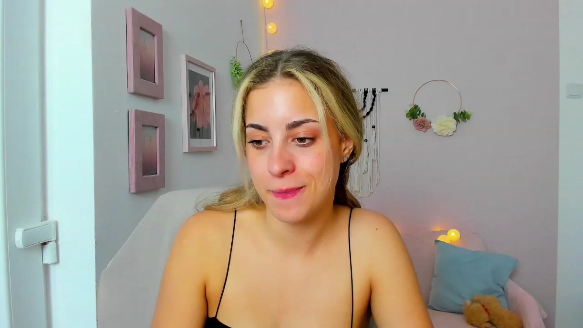 Gallery image thumbnail from Gia_Lopez18's myfreecams stream on, 06/06/2023, 17:29 image 8 of 20