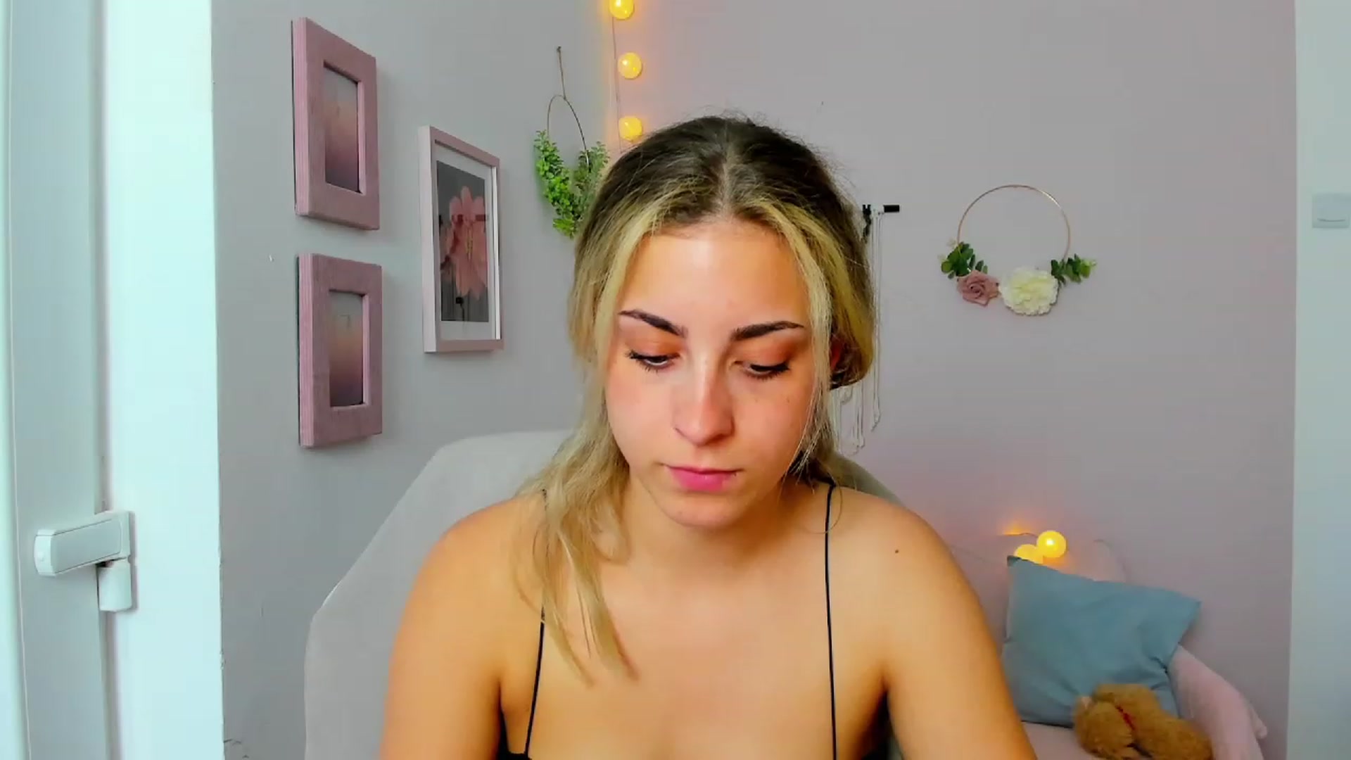 Gallery image thumbnail from Gia_Lopez18's myfreecams stream on, 06/06/2023, 17:29 image 10 of 20