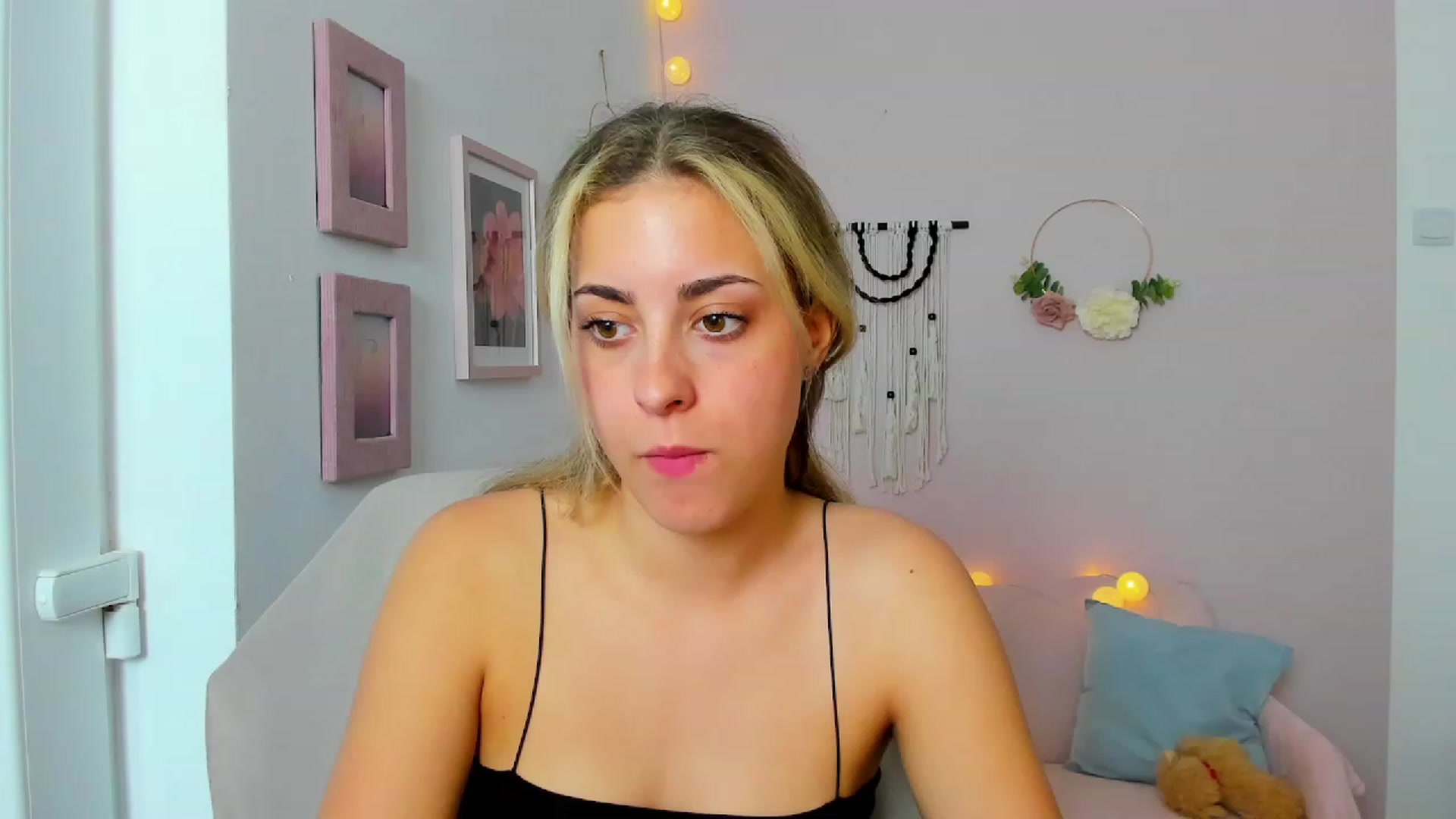 Gallery image thumbnail from Gia_Lopez18's myfreecams stream on, 06/06/2023, 17:29 image 5 of 20