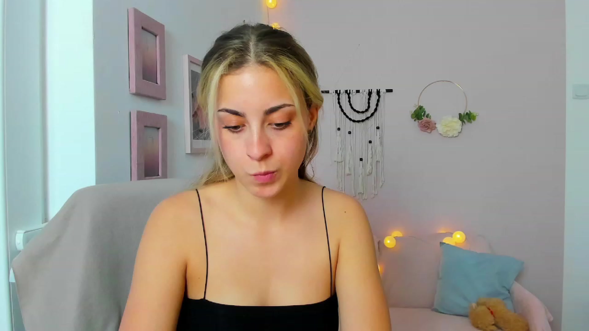 Gallery image thumbnail from Gia_Lopez18's myfreecams stream on, 06/06/2023, 17:29 image 1 of 20