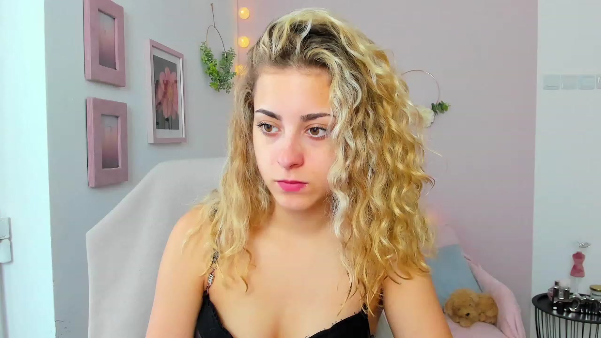 Gallery image thumbnail from Gia_Lopez18's myfreecams stream on, 06/08/2023, 13:42 image 17 of 20