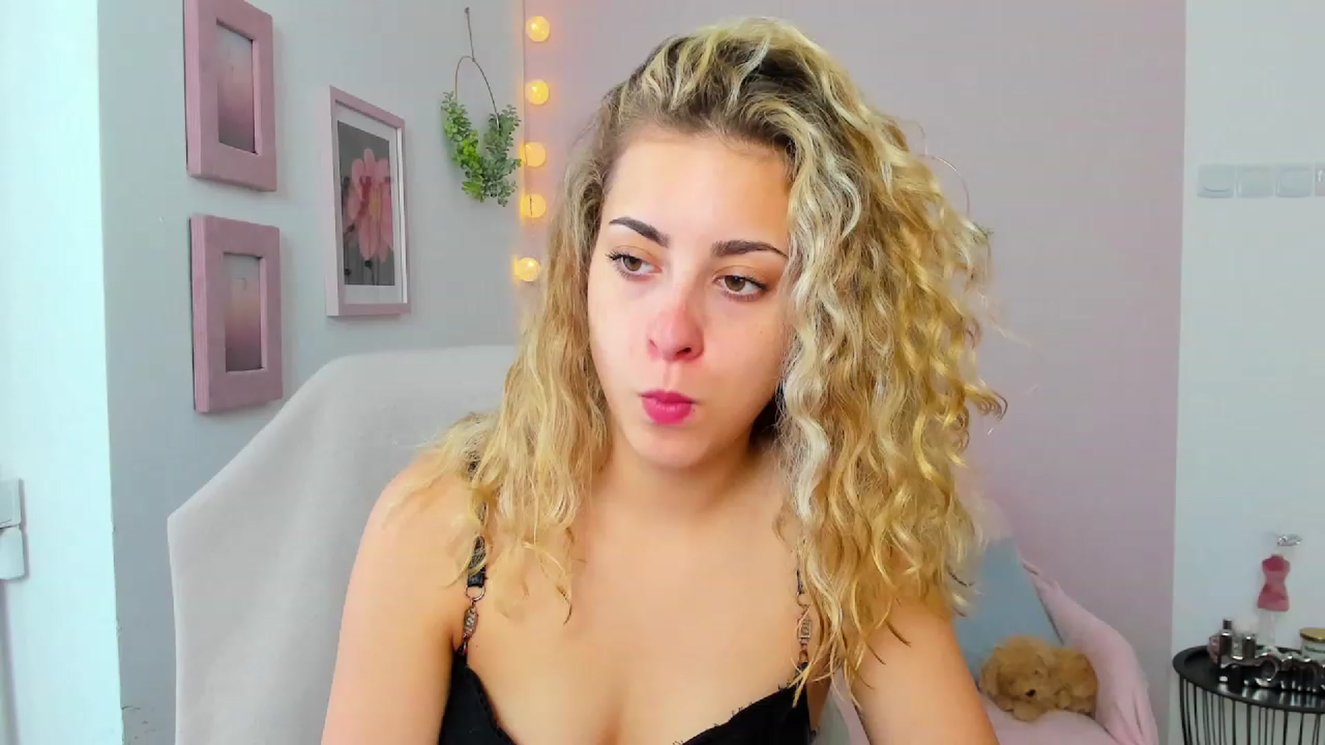 Gallery image thumbnail from Gia_Lopez18's myfreecams stream on, 06/08/2023, 13:42 image 16 of 20