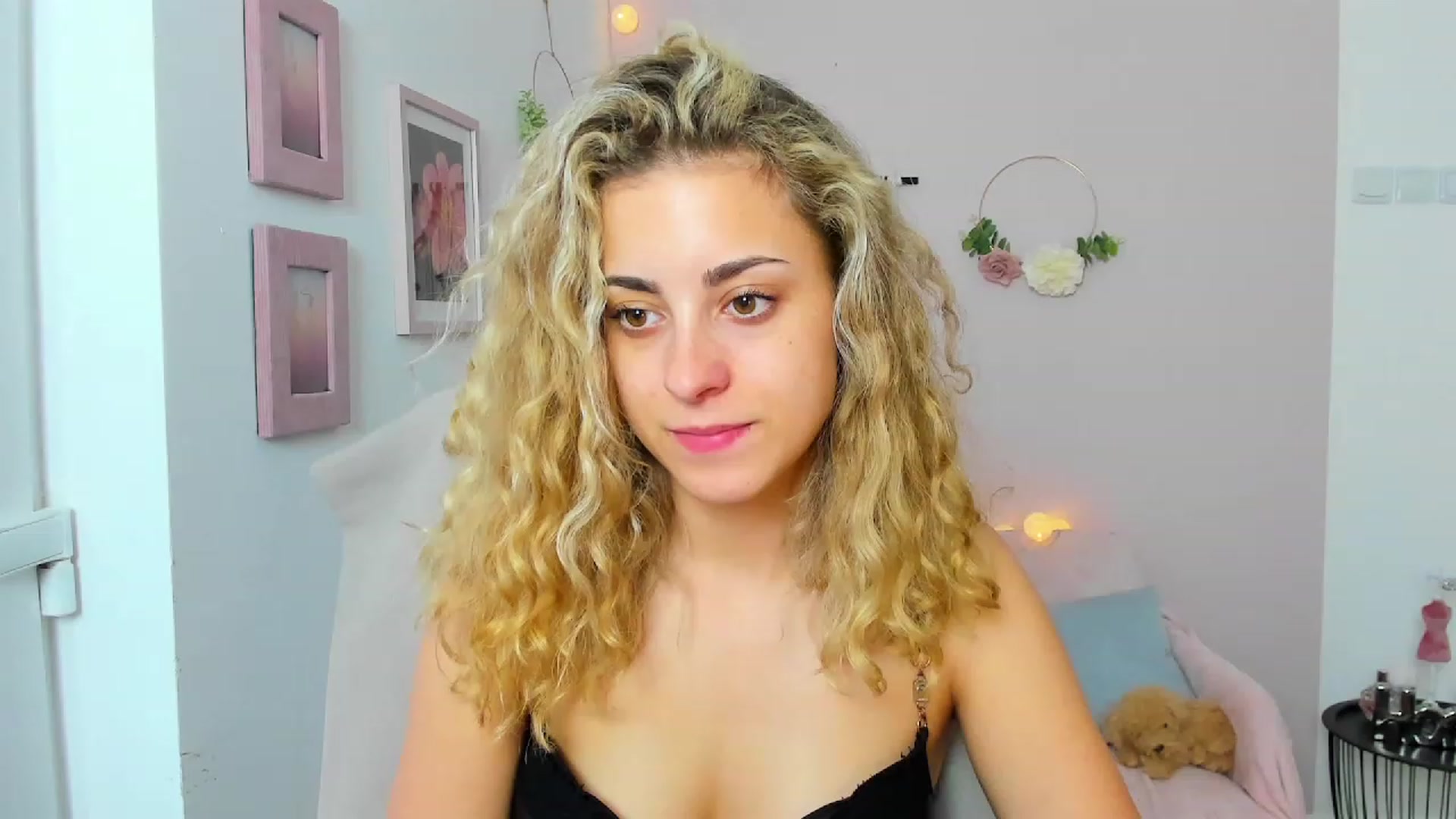 Gallery image thumbnail from Gia_Lopez18's myfreecams stream on, 06/08/2023, 17:50 image 10 of 20