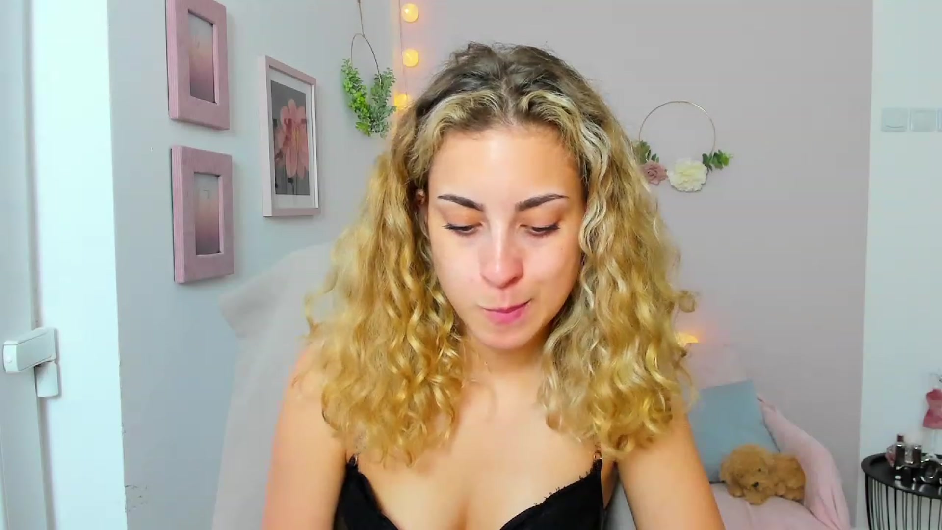 Gallery image thumbnail from Gia_Lopez18's myfreecams stream on, 06/08/2023, 17:50 image 15 of 20