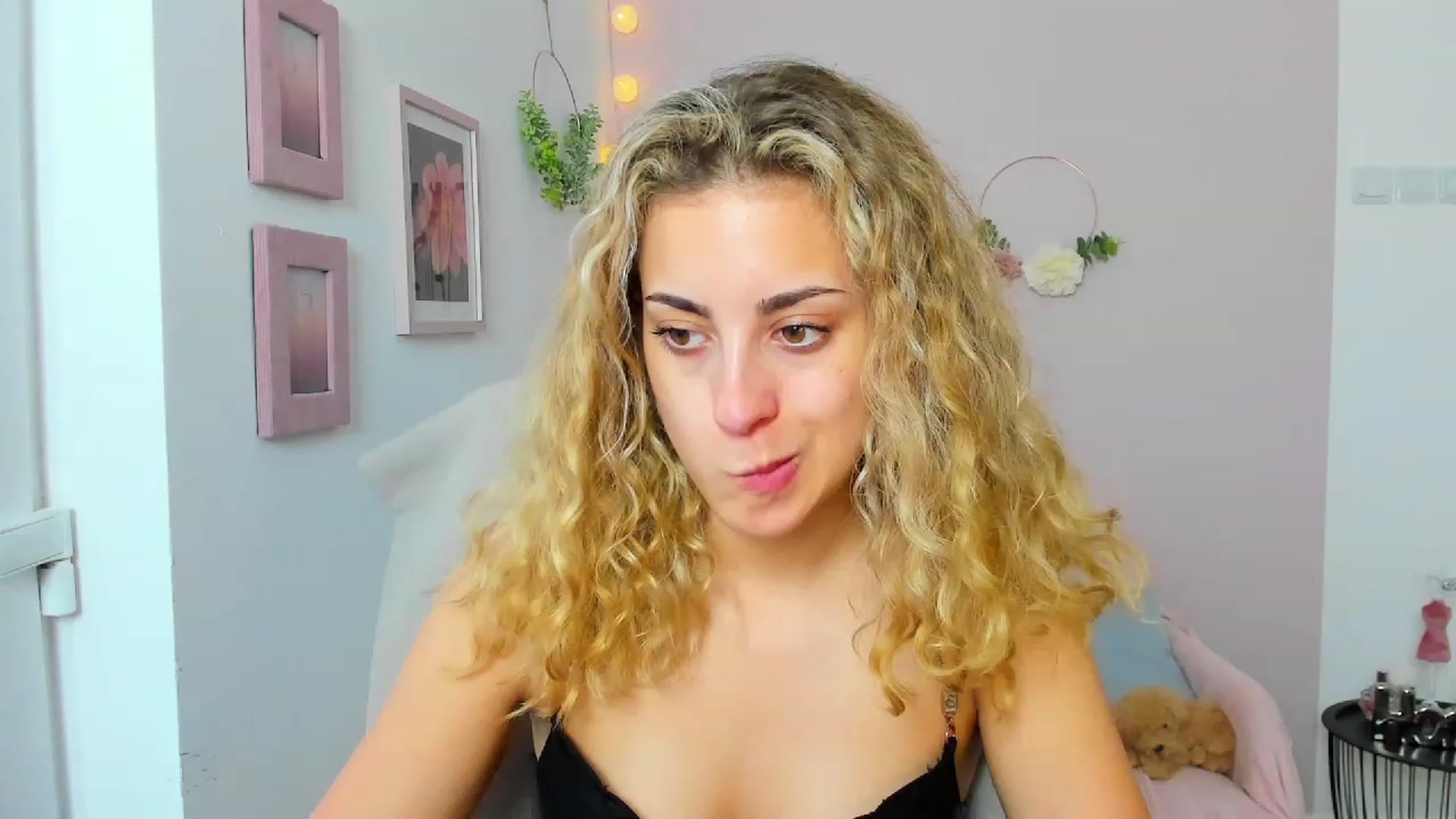 Gallery image thumbnail from Gia_Lopez18's myfreecams stream on, 06/08/2023, 17:50 image 8 of 20