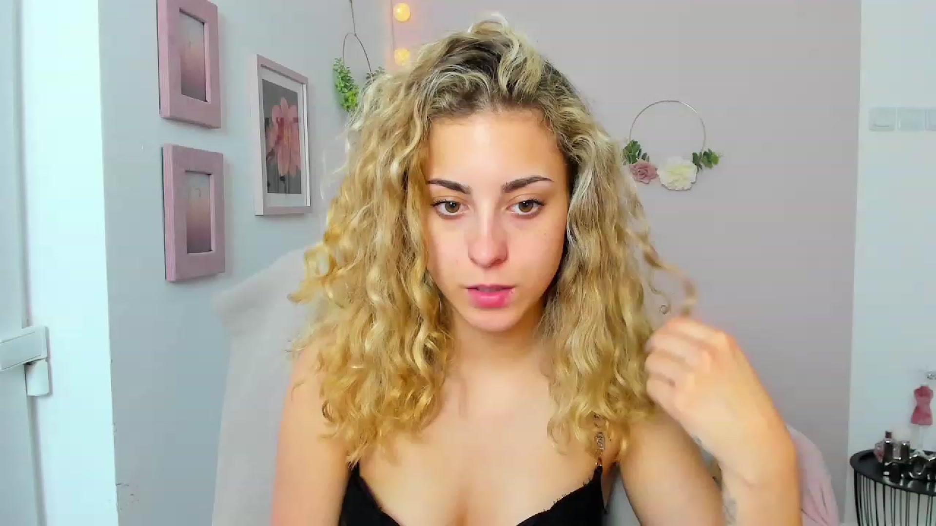 Gallery image thumbnail from Gia_Lopez18's myfreecams stream on, 06/08/2023, 17:50 image 11 of 20