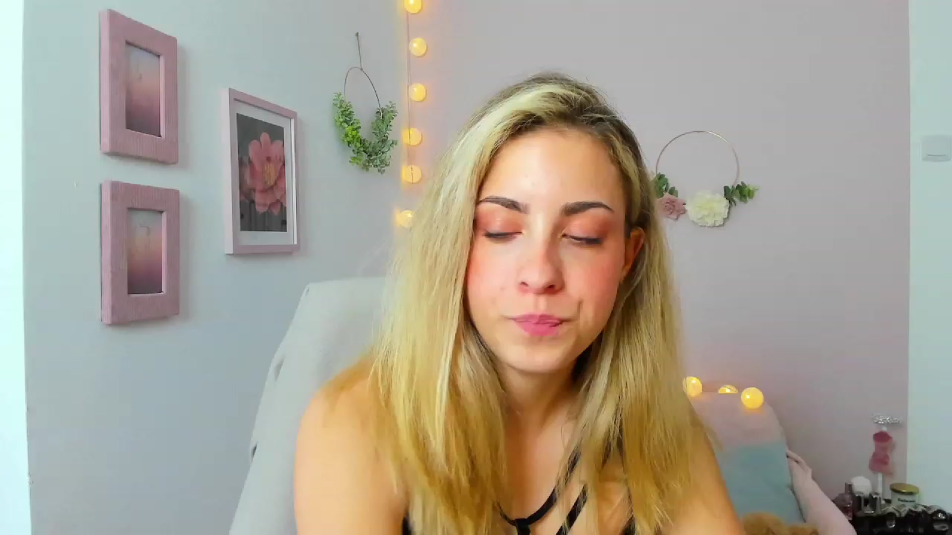 Gallery image thumbnail from Gia_Lopez18's myfreecams stream on, 06/10/2023, 14:13 image 15 of 20