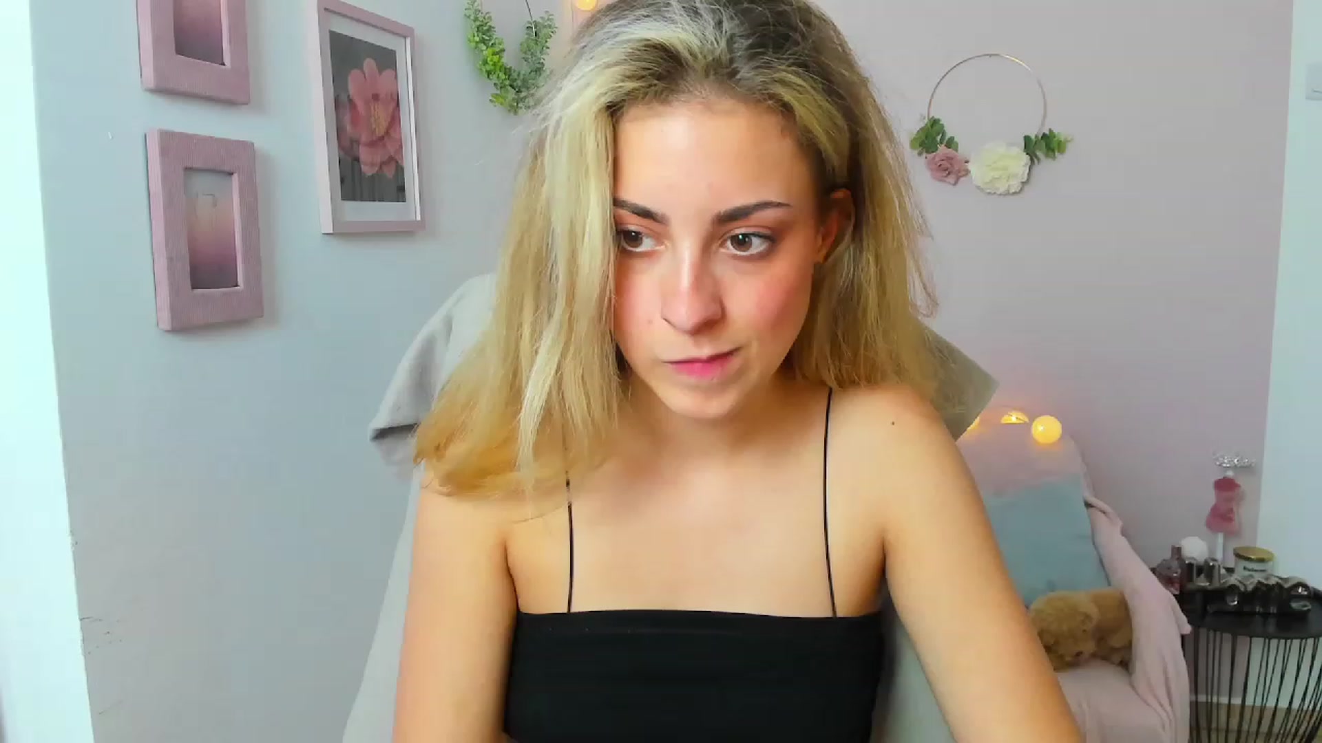 Gallery image thumbnail from Gia_Lopez18's myfreecams stream on, 06/10/2023, 17:20 image 10 of 20