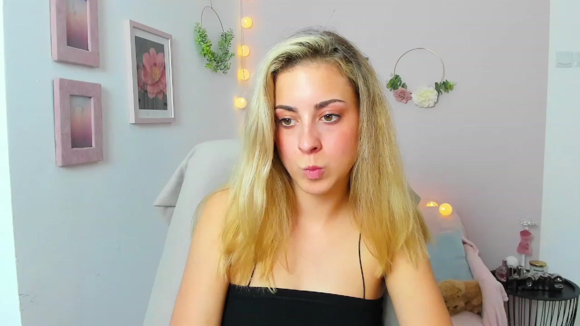 Gallery image thumbnail from Gia_Lopez18's myfreecams stream on, 06/10/2023, 18:38 image 14 of 20