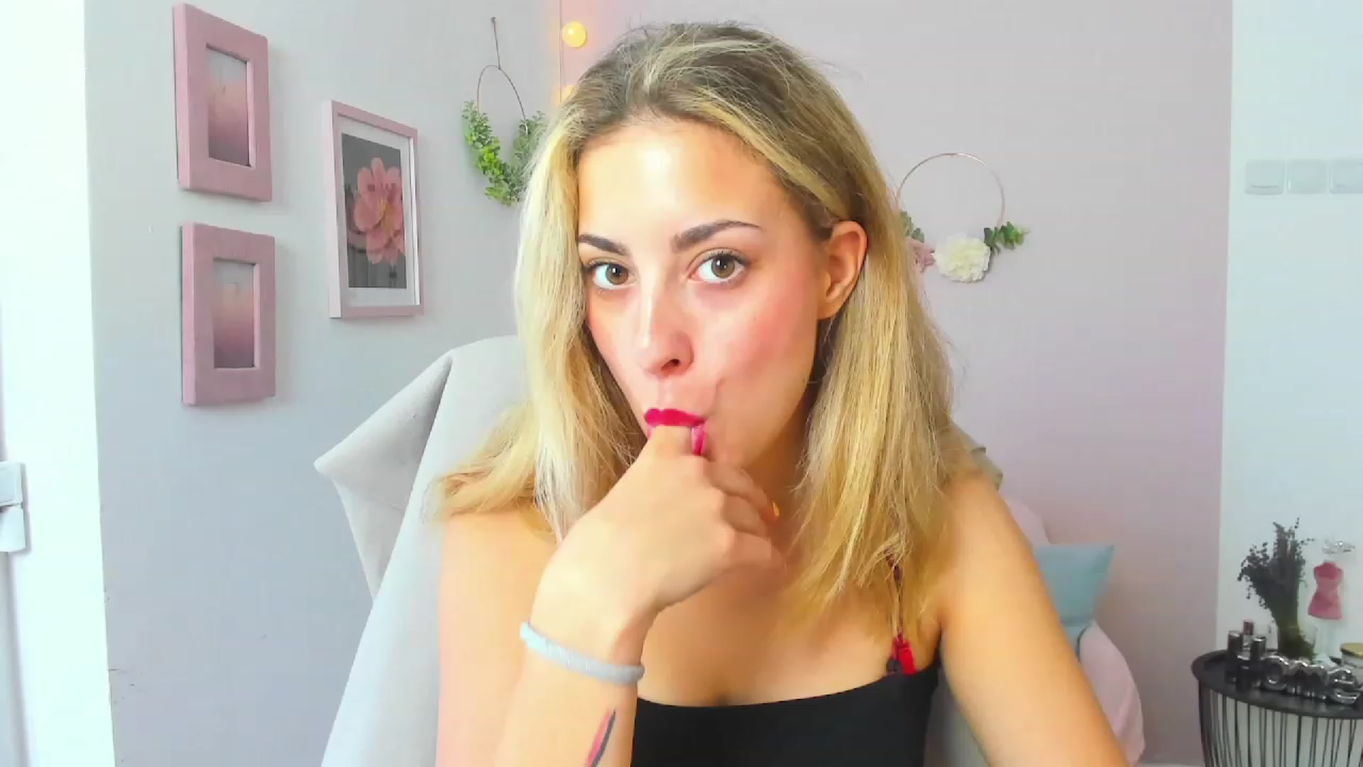 Gallery image thumbnail from Gia_Lopez18's myfreecams stream on, 06/15/2023, 14:17 image 17 of 20