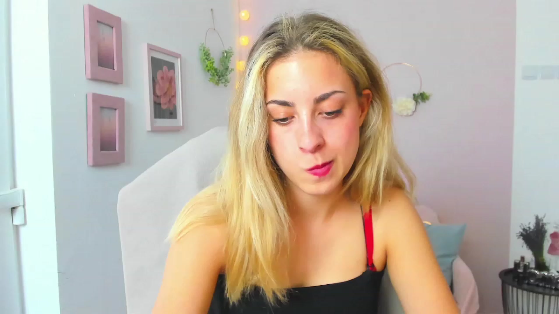 Gallery image thumbnail from Gia_Lopez18's myfreecams stream on, 06/15/2023, 16:22 image 19 of 20