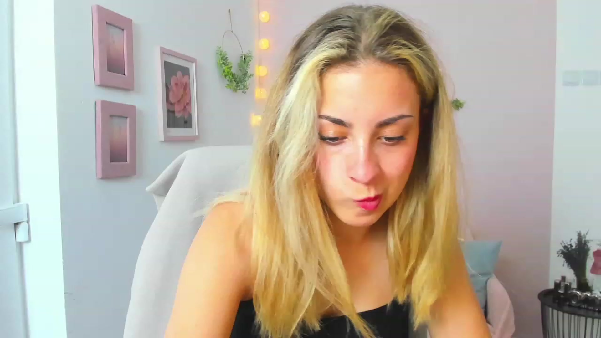 Gallery image thumbnail from Gia_Lopez18's myfreecams stream on, 06/15/2023, 17:00 image 15 of 20