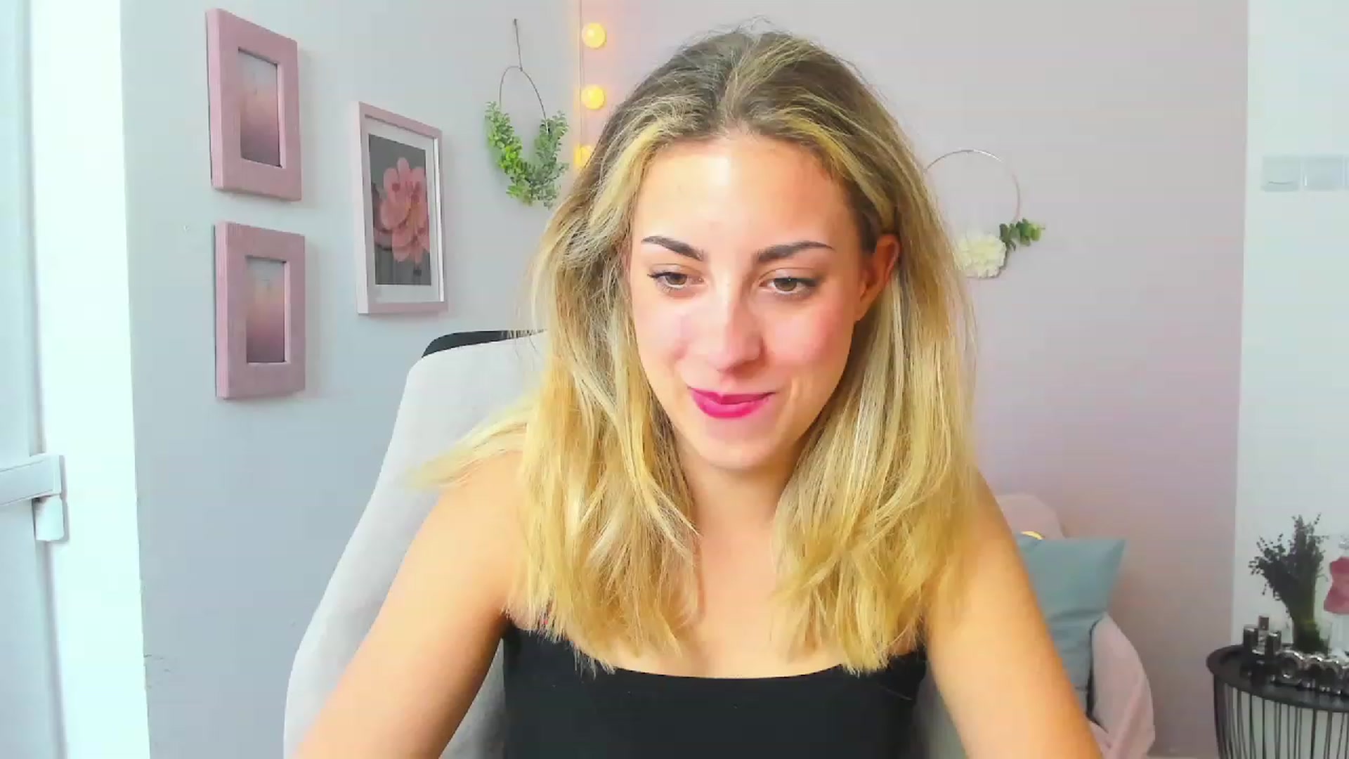 Gallery image thumbnail from Gia_Lopez18's myfreecams stream on, 06/15/2023, 17:00 image 9 of 20