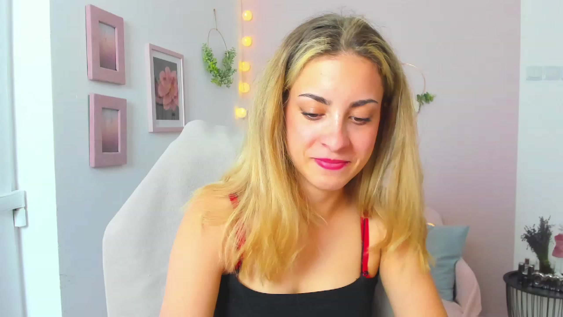 Gallery image thumbnail from Gia_Lopez18's myfreecams stream on, 06/15/2023, 17:00 image 5 of 20