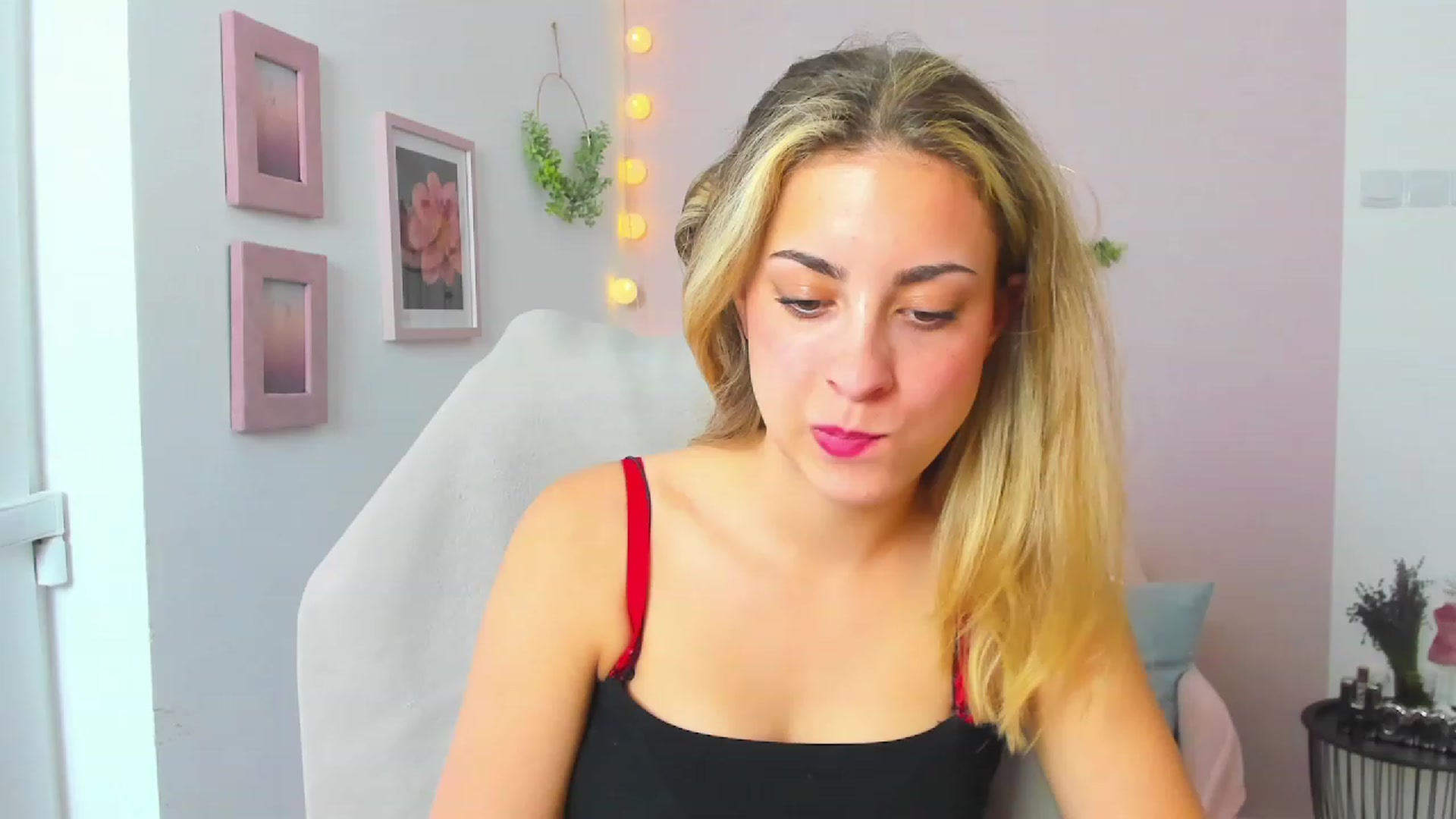 Gallery image thumbnail from Gia_Lopez18's myfreecams stream on, 06/15/2023, 17:00 image 6 of 20
