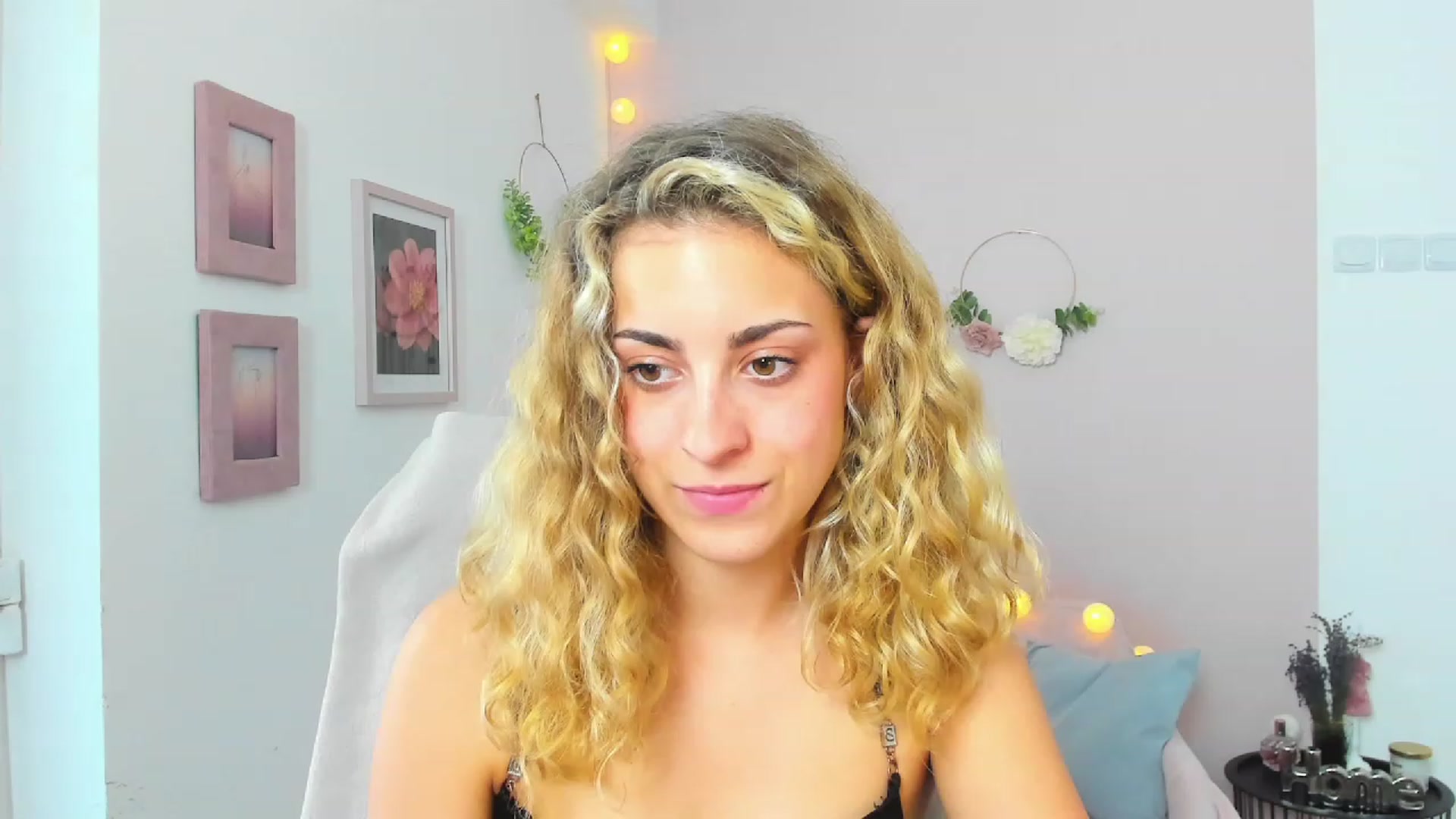 Gallery image thumbnail from Gia_Lopez18's myfreecams stream on, 06/19/2023, 17:02 image 19 of 20