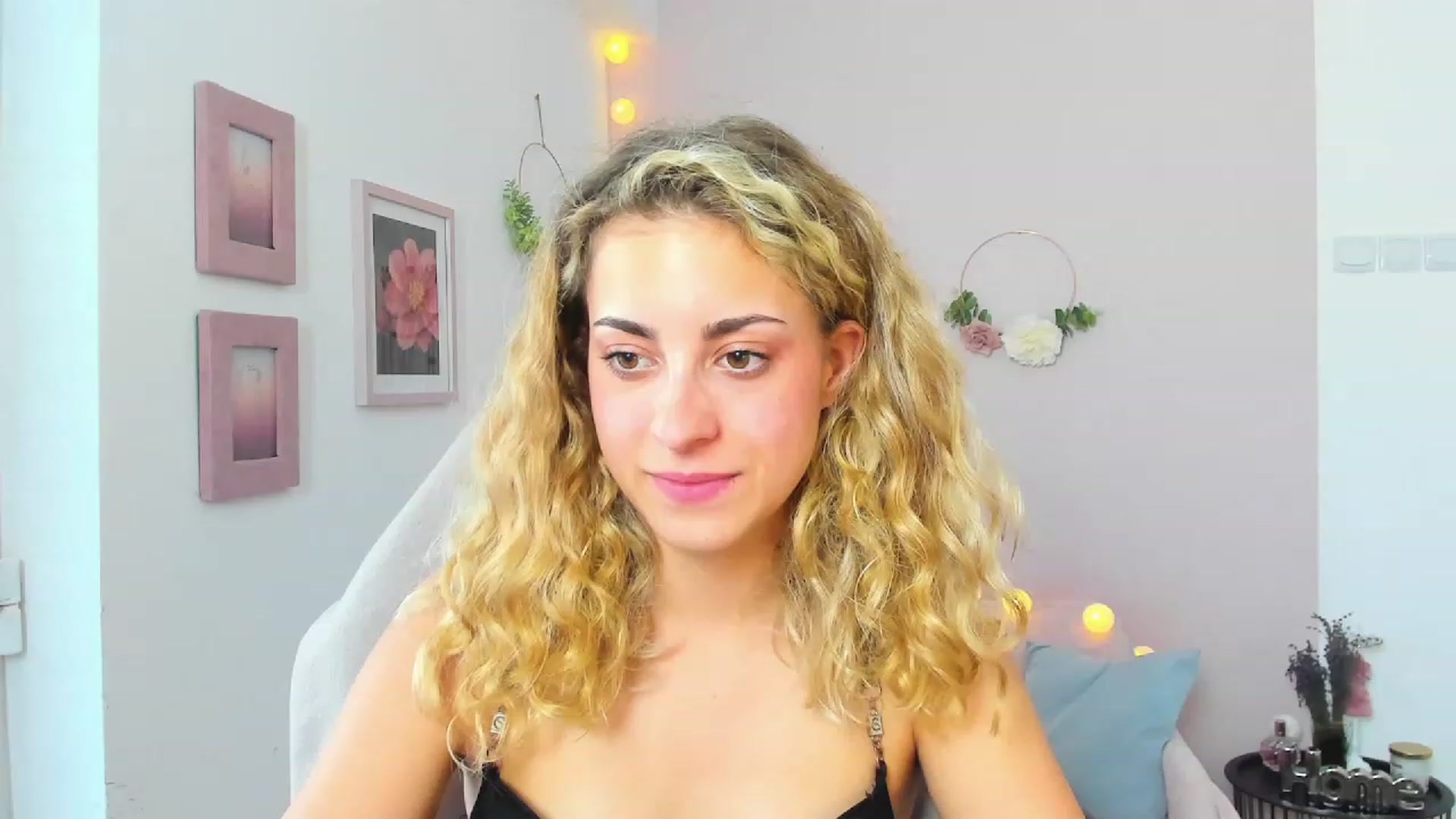 Gallery image thumbnail from Gia_Lopez18's myfreecams stream on, 06/19/2023, 17:02 image 8 of 20