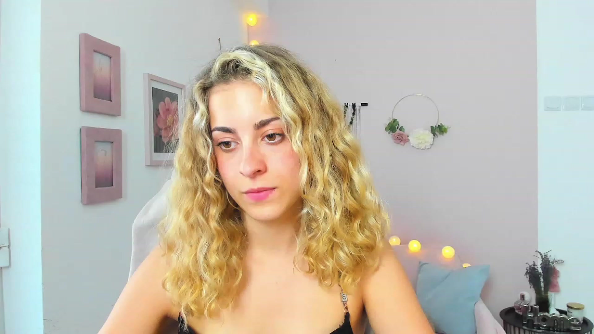 Gallery image thumbnail from Gia_Lopez18's myfreecams stream on, 06/19/2023, 17:02 image 16 of 20