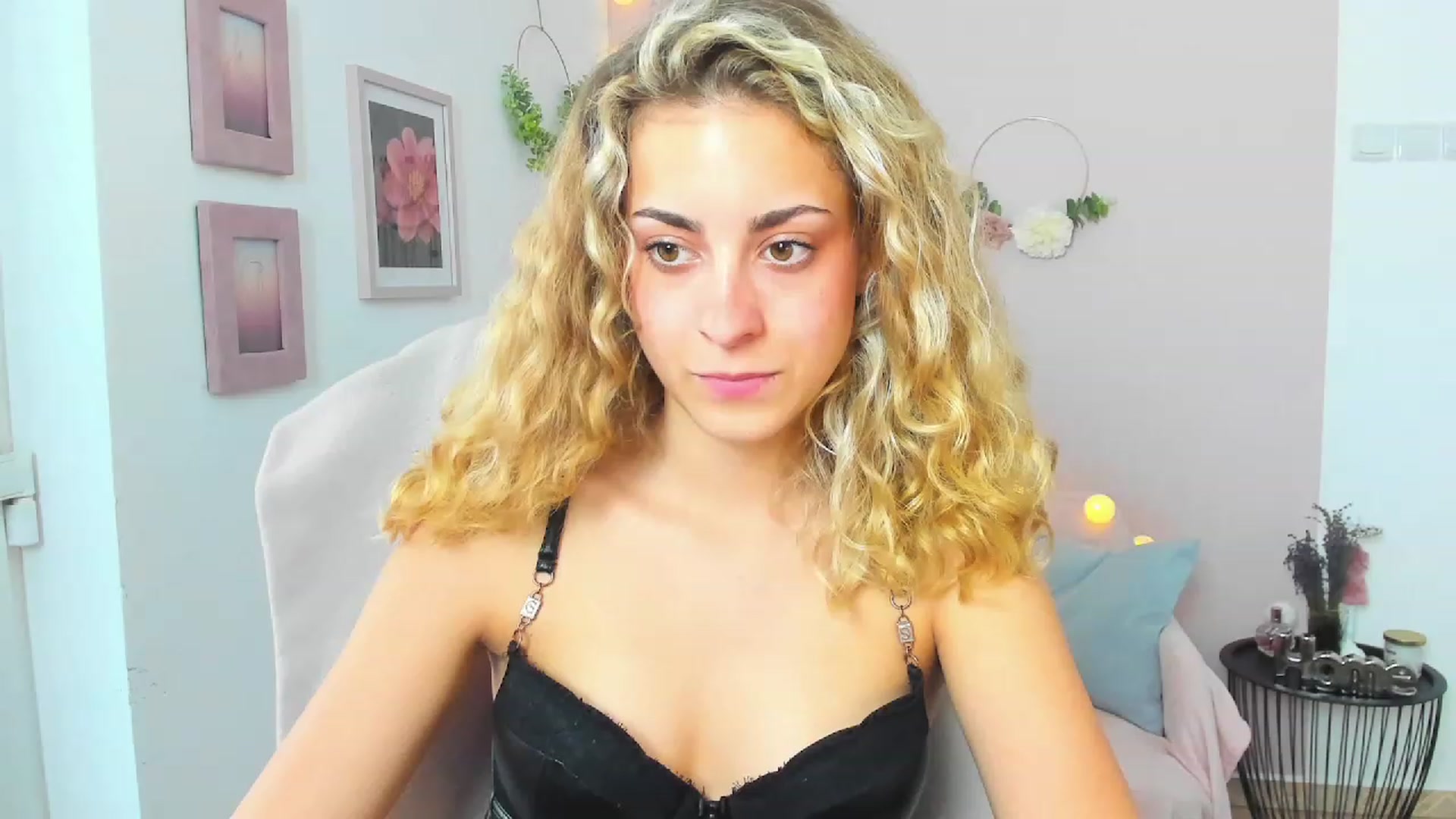 Gallery image thumbnail from Gia_Lopez18's myfreecams stream on, 06/19/2023, 17:46 image 10 of 20