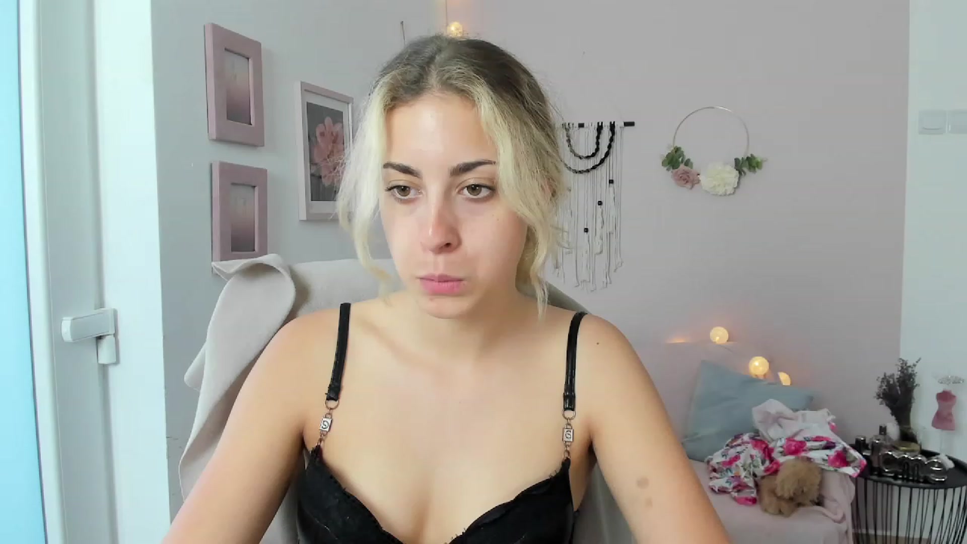 Gallery image thumbnail from Gia_Lopez18's myfreecams stream on, 06/30/2023, 17:52 image 16 of 20