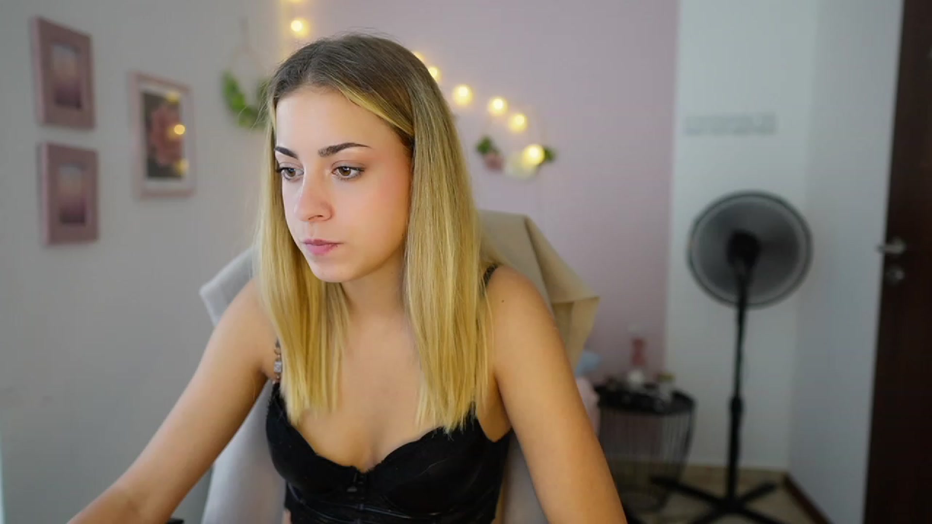 Gallery image thumbnail from Gia_Lopez18's myfreecams stream on, 07/30/2023, 17:53 image 10 of 20