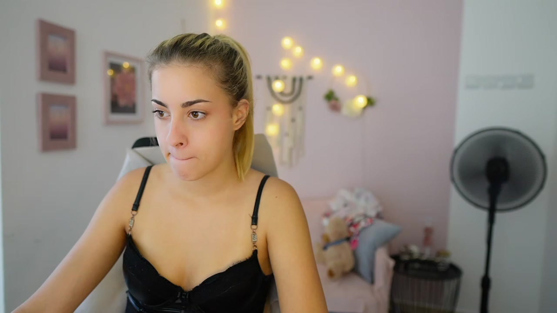Gallery image thumbnail from Gia_Lopez18's myfreecams stream on, 07/31/2023, 17:48 image 8 of 20
