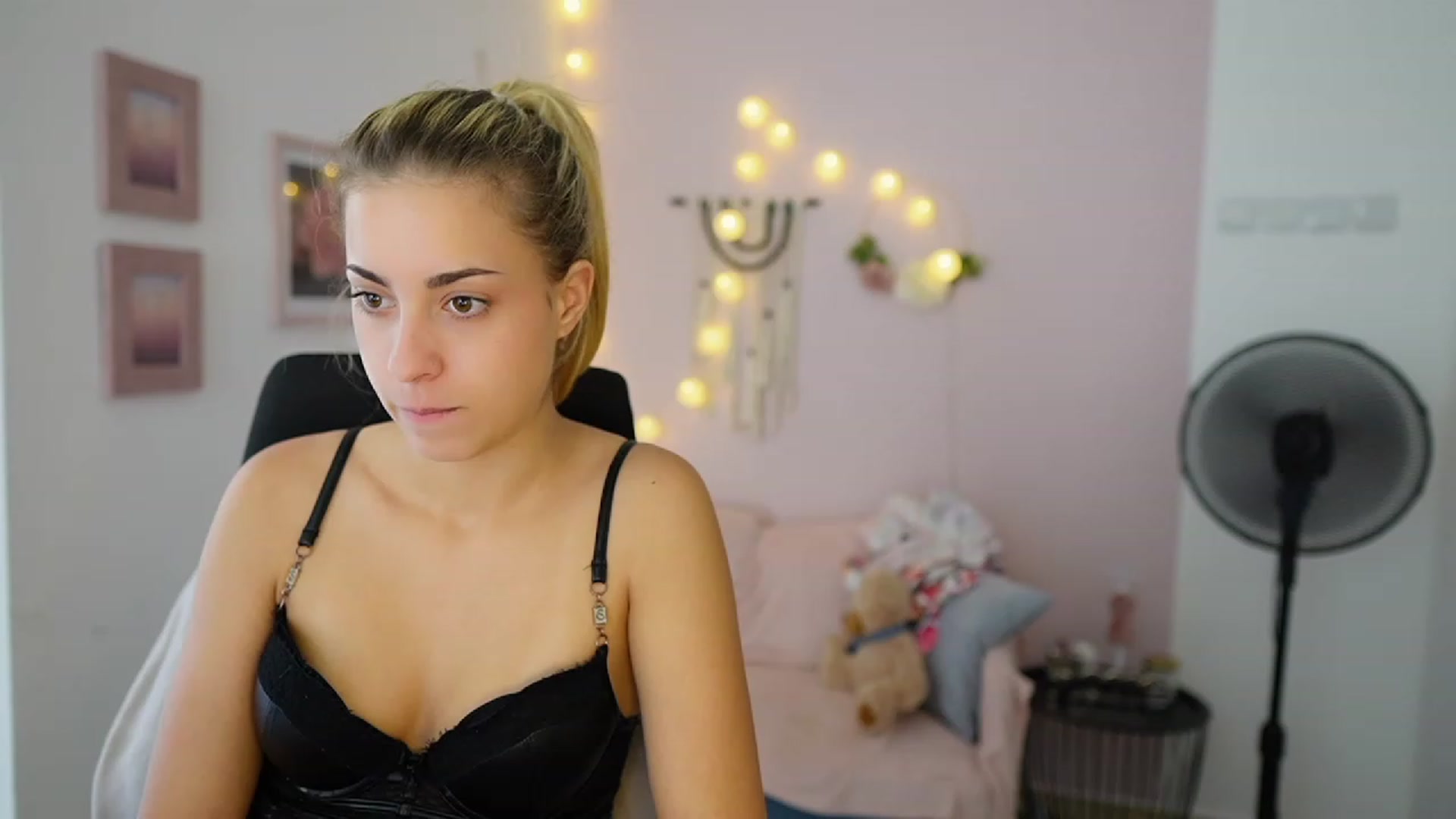 Gallery image thumbnail from Gia_Lopez18's myfreecams stream on, 07/31/2023, 17:48 image 16 of 20