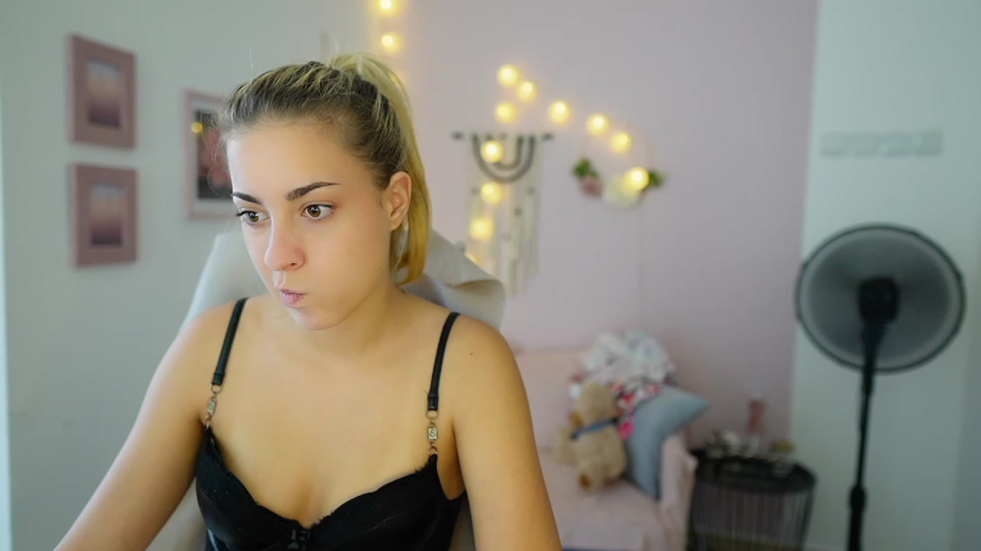 Gallery image thumbnail from Gia_Lopez18's myfreecams stream on, 07/31/2023, 17:48 image 5 of 20