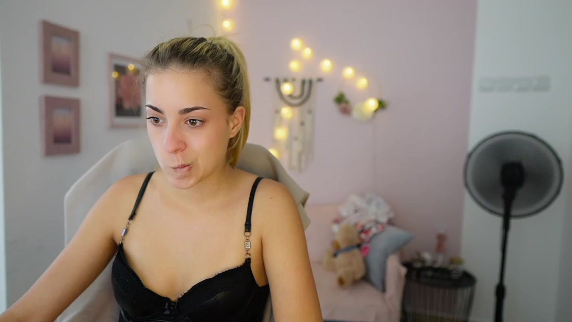 Gallery image thumbnail from Gia_Lopez18's myfreecams stream on, 07/31/2023, 18:02 image 15 of 20