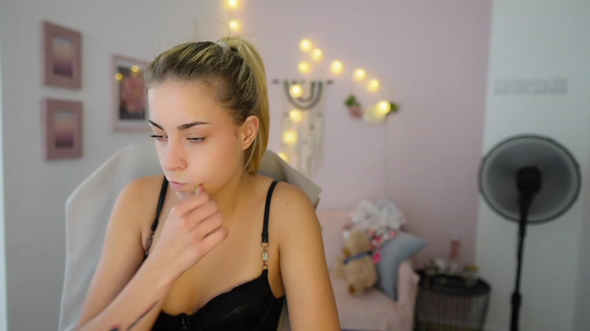 Gallery image thumbnail from Gia_Lopez18's myfreecams stream on, 07/31/2023, 18:02 image 9 of 20
