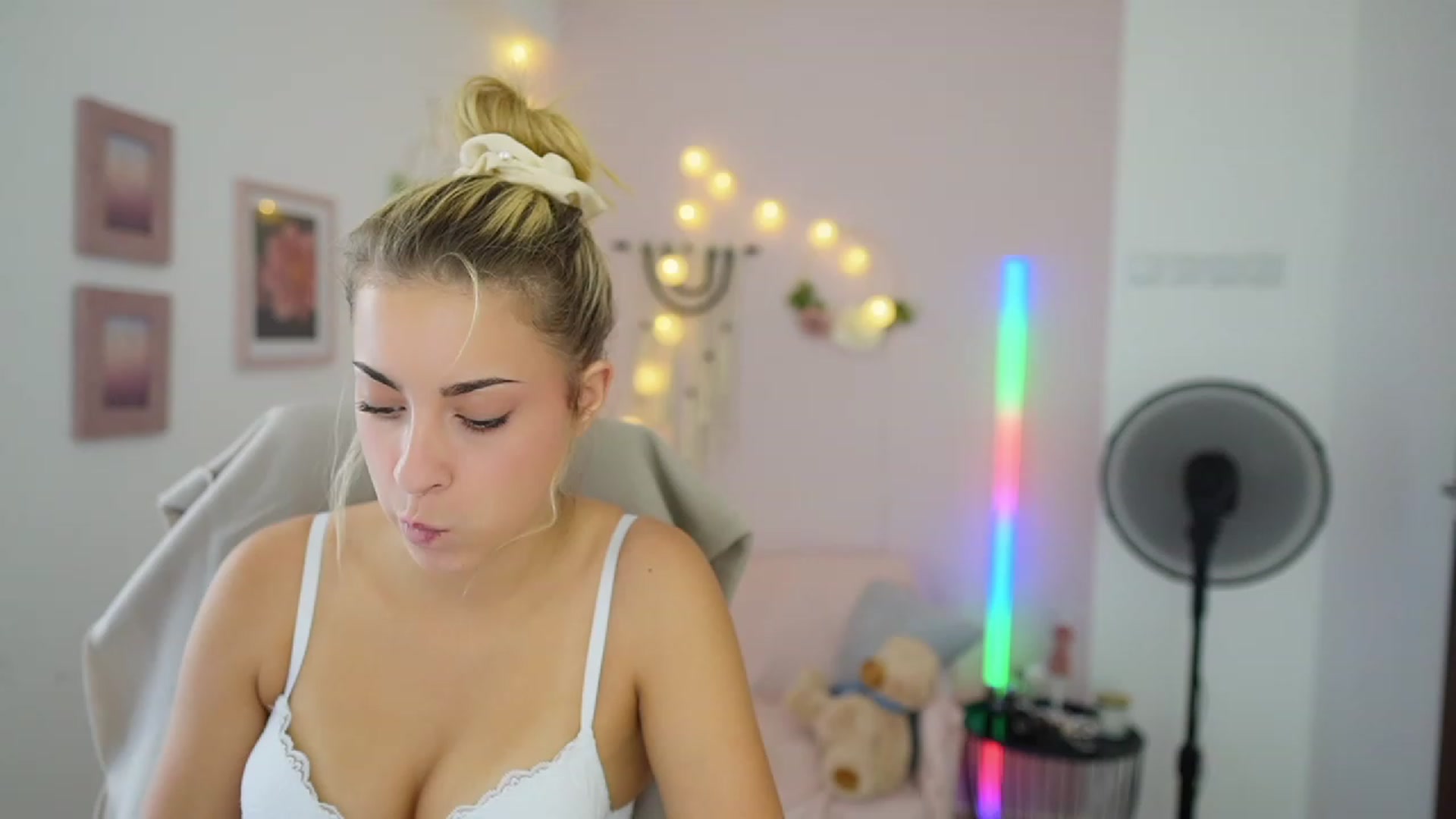 Gallery image thumbnail from Gia_Lopez18's myfreecams stream on, 08/03/2023, 16:04 image 5 of 20