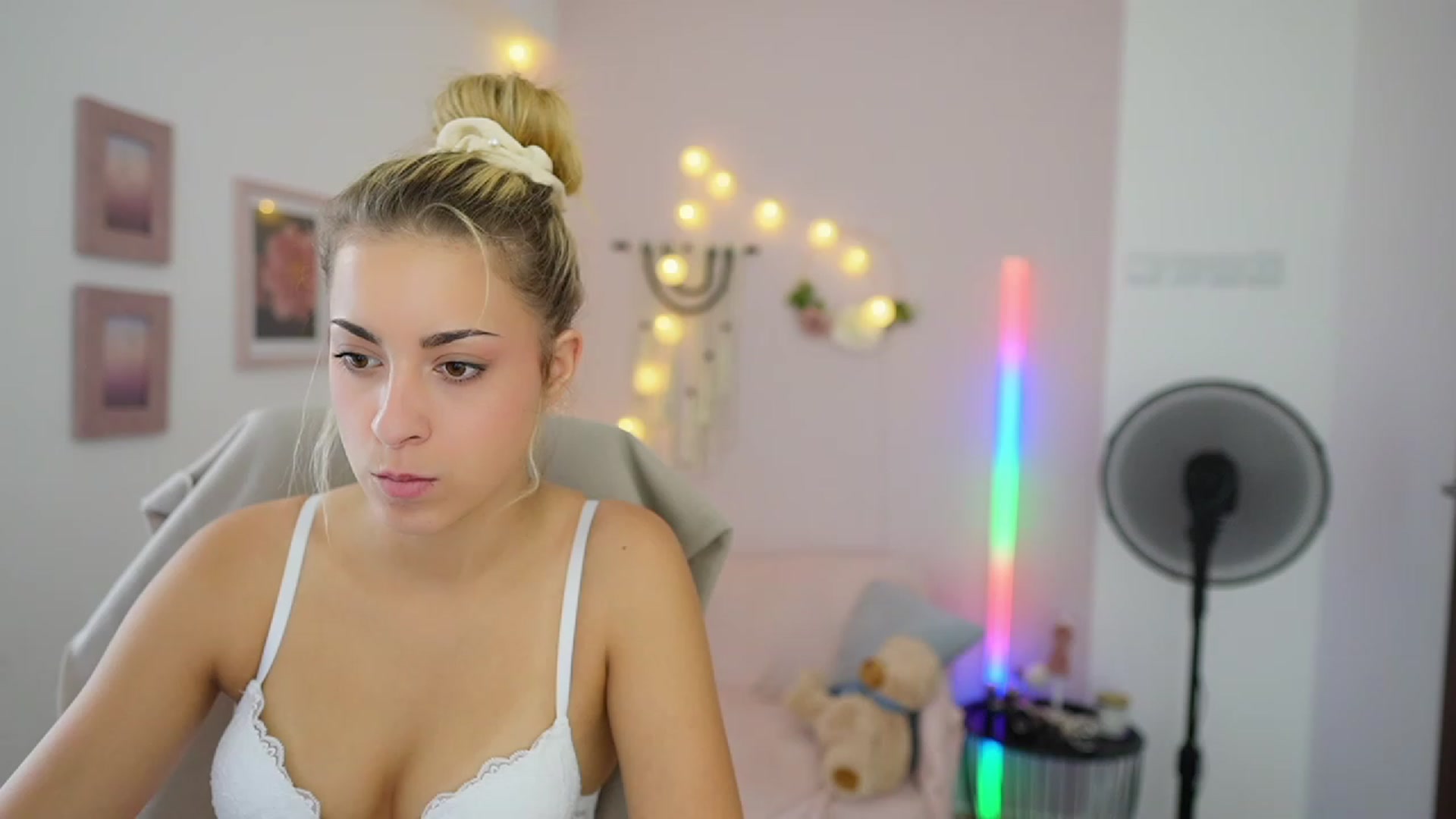 Gallery image thumbnail from Gia_Lopez18's myfreecams stream on, 08/03/2023, 16:04 image 14 of 20