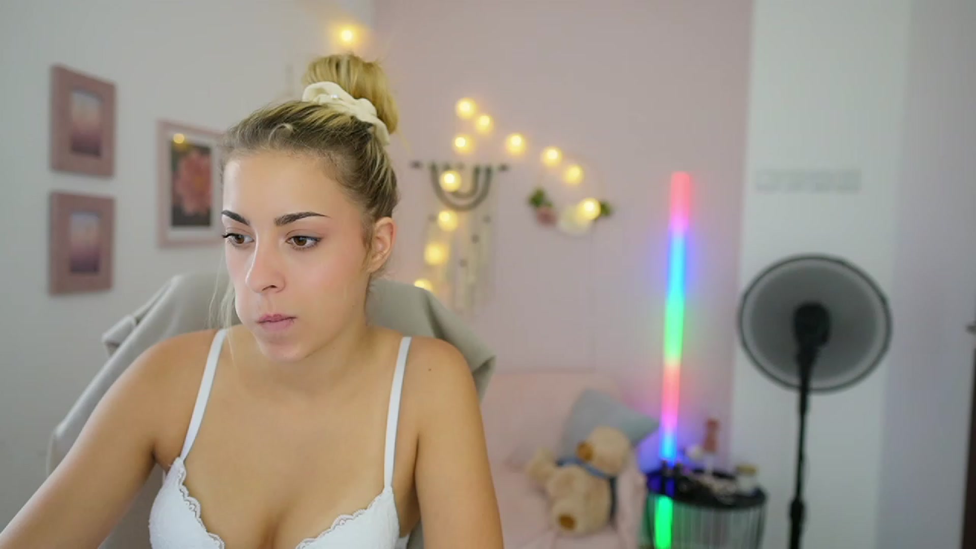 Gallery image thumbnail from Gia_Lopez18's myfreecams stream on, 08/03/2023, 16:04 image 13 of 20