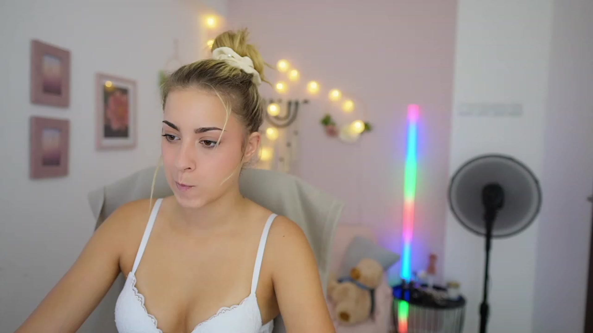 Gallery image thumbnail from Gia_Lopez18's myfreecams stream on, 08/03/2023, 17:40 image 7 of 20
