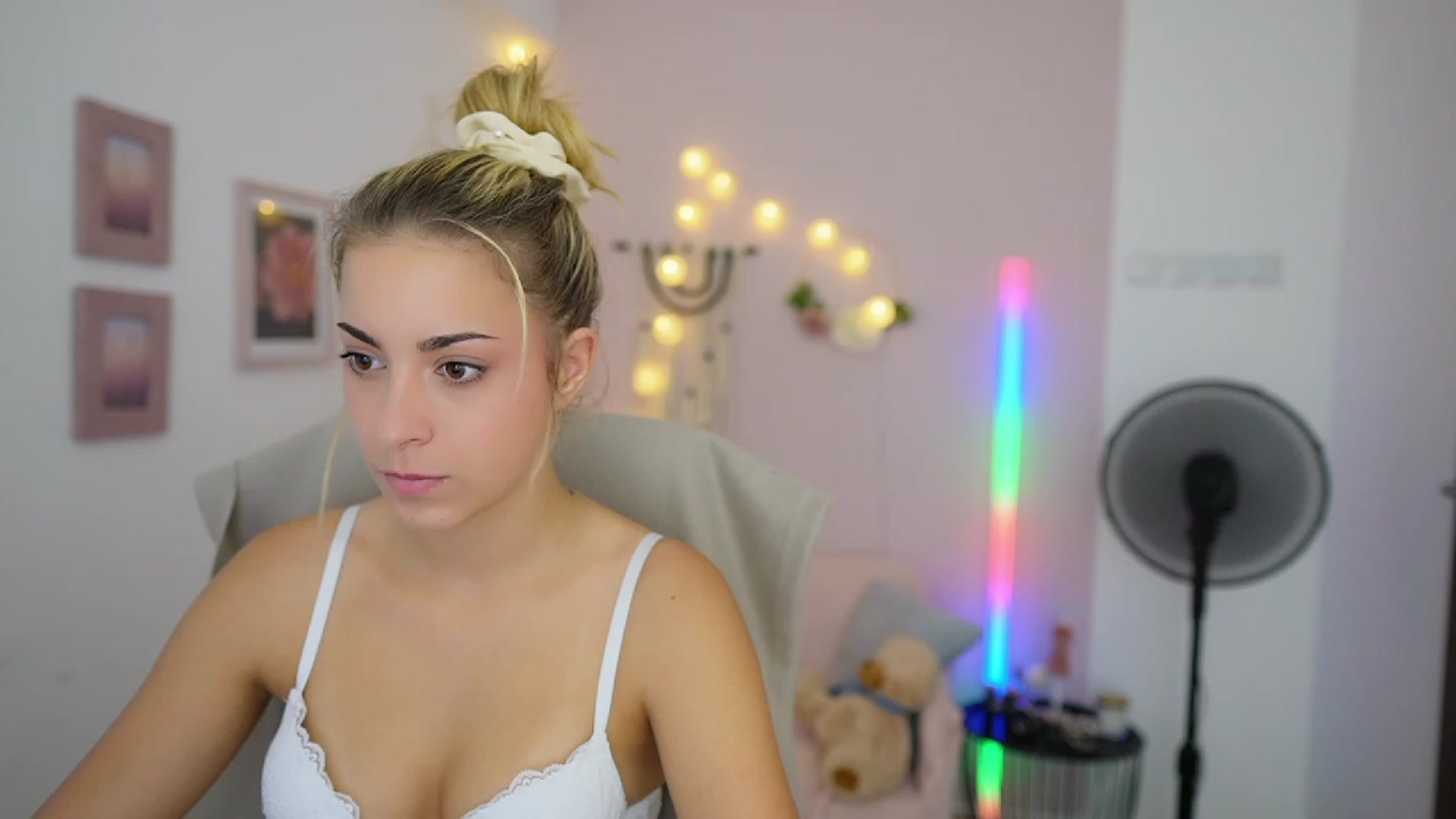 Gallery image thumbnail from Gia_Lopez18's myfreecams stream on, 08/03/2023, 17:40 image 8 of 20