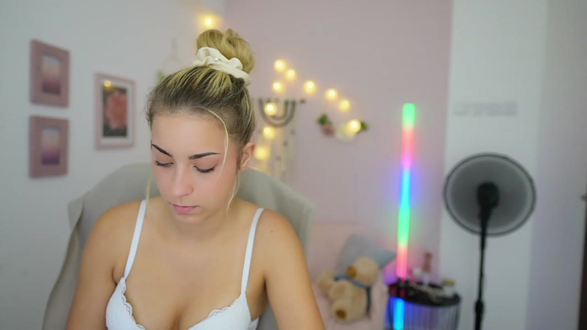 Gallery image thumbnail from Gia_Lopez18's myfreecams stream on, 08/03/2023, 17:40 image 16 of 20