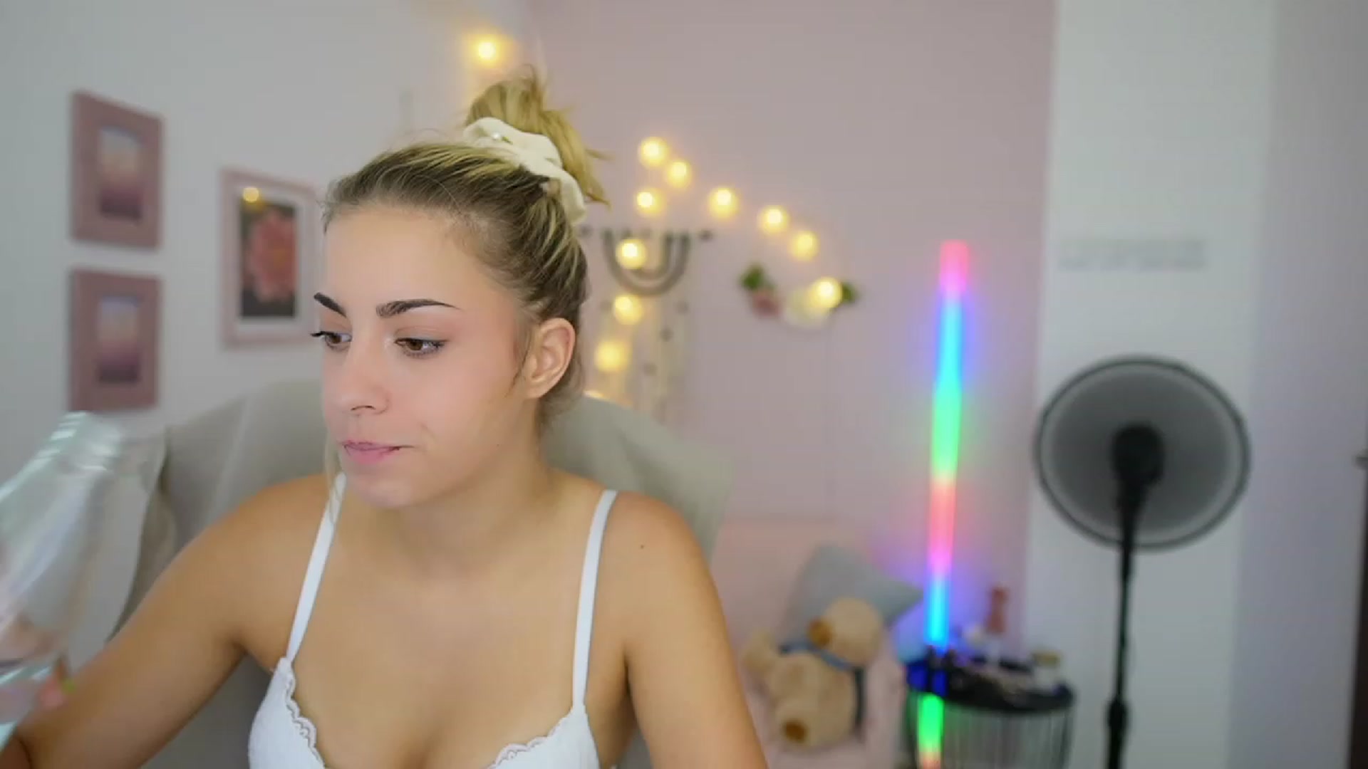 Gallery image thumbnail from Gia_Lopez18's myfreecams stream on, 08/03/2023, 17:40 image 2 of 20