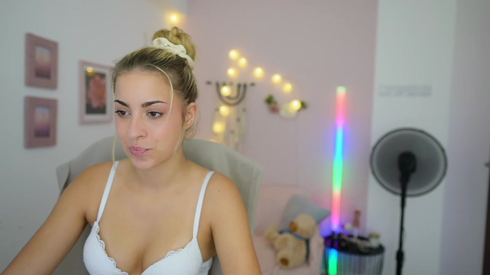 Gallery image thumbnail from Gia_Lopez18's myfreecams stream on, 08/03/2023, 17:40 image 14 of 20