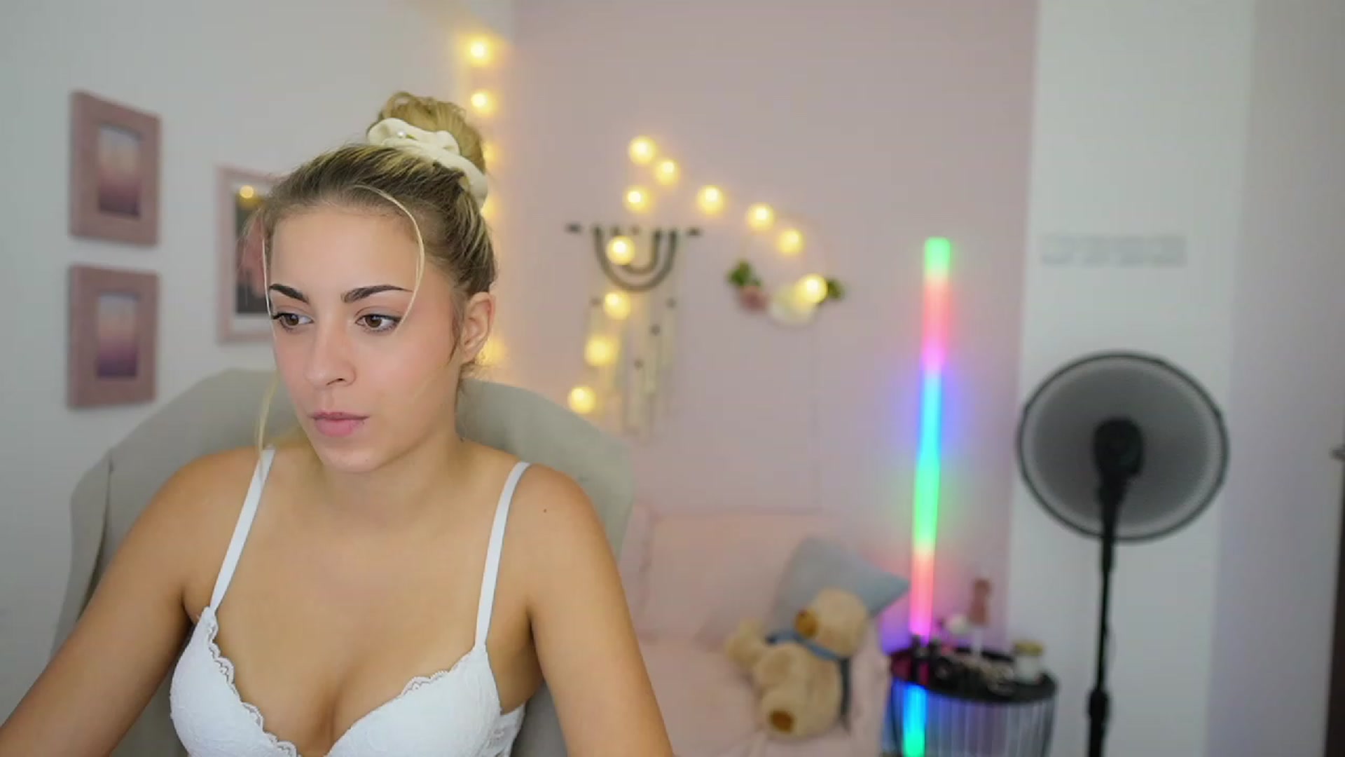 Gallery image thumbnail from Gia_Lopez18's myfreecams stream on, 08/03/2023, 17:40 image 19 of 20