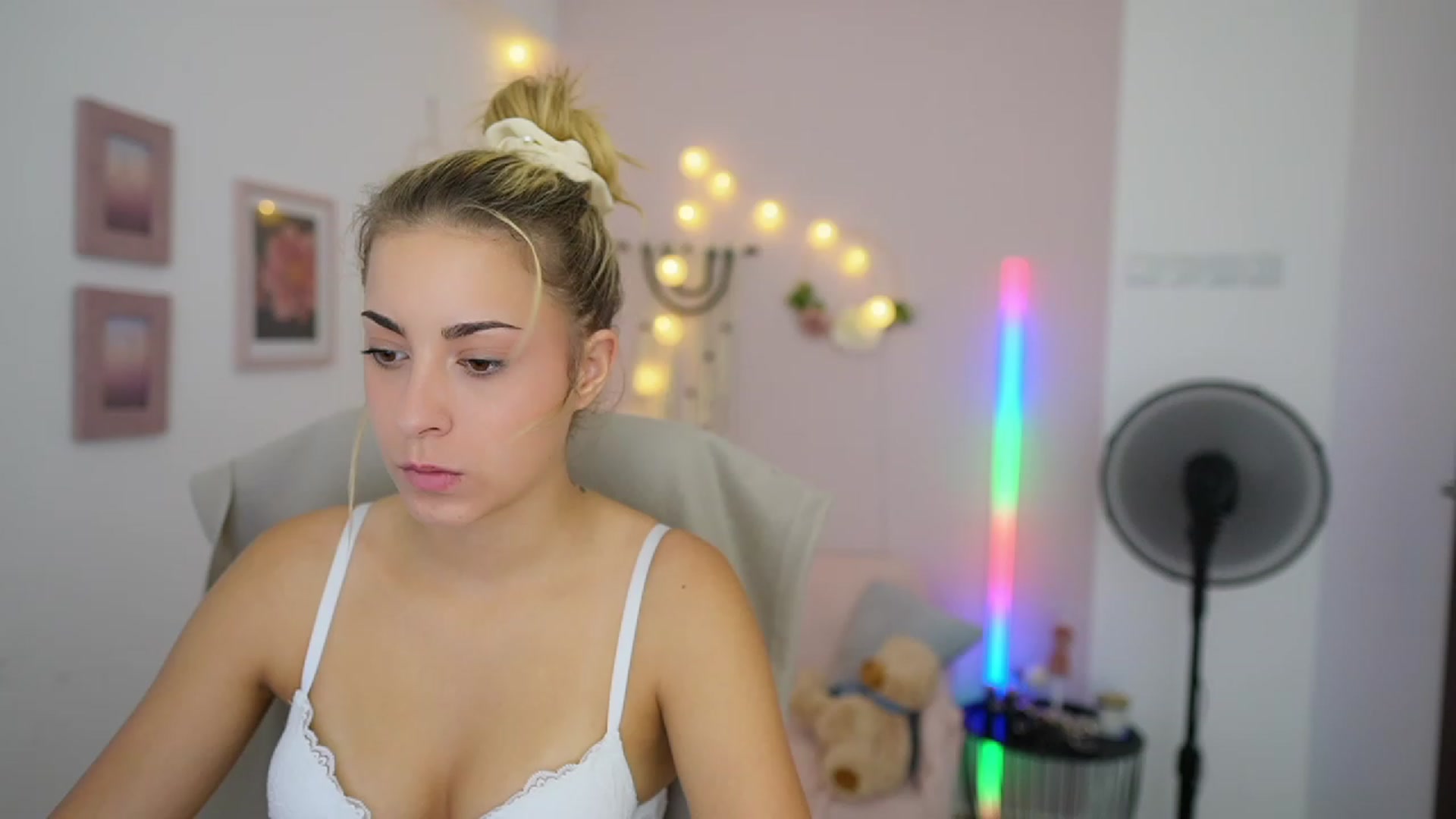 Gallery image thumbnail from Gia_Lopez18's myfreecams stream on, 08/03/2023, 17:40 image 9 of 20